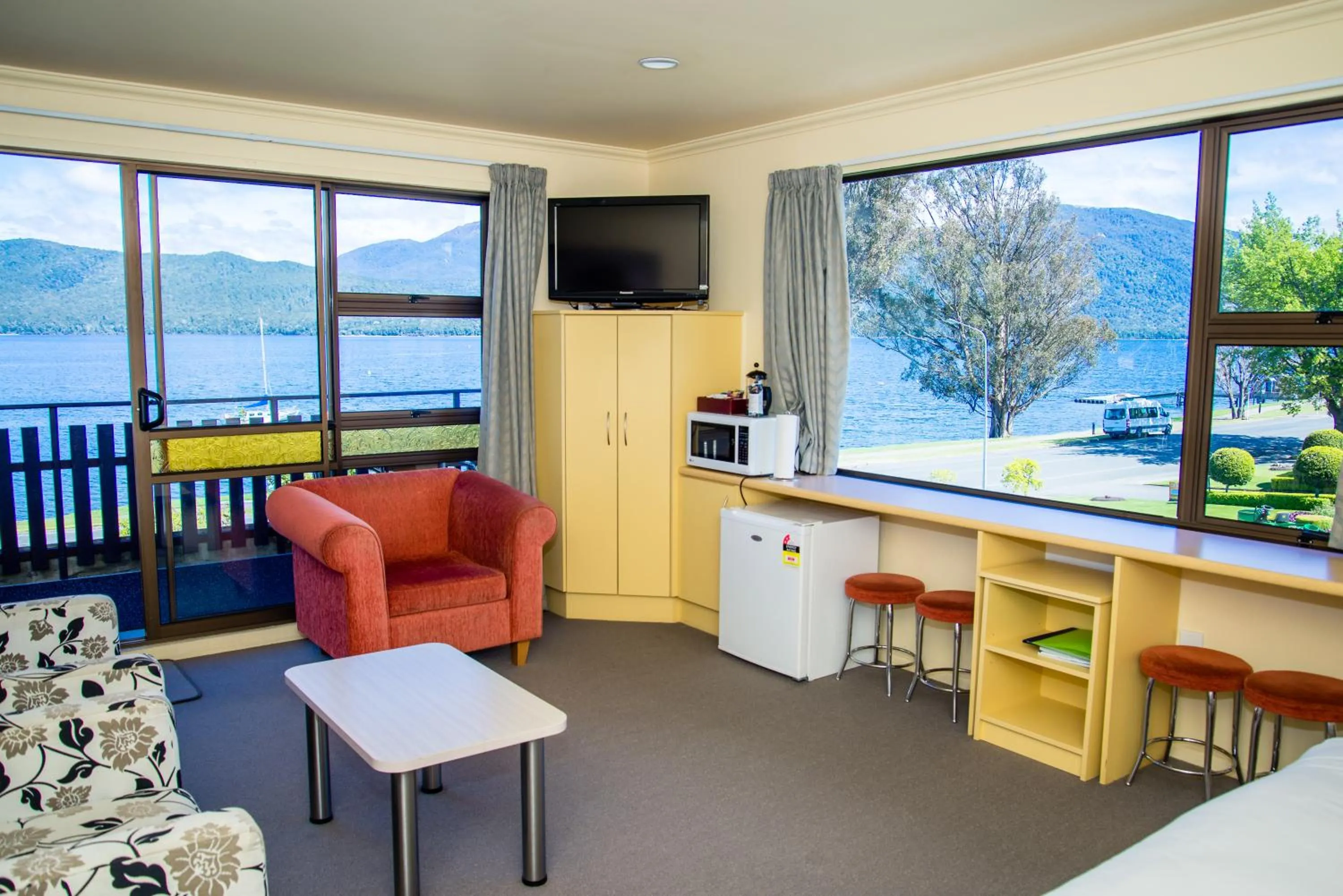 Living room in Edgewater Motel