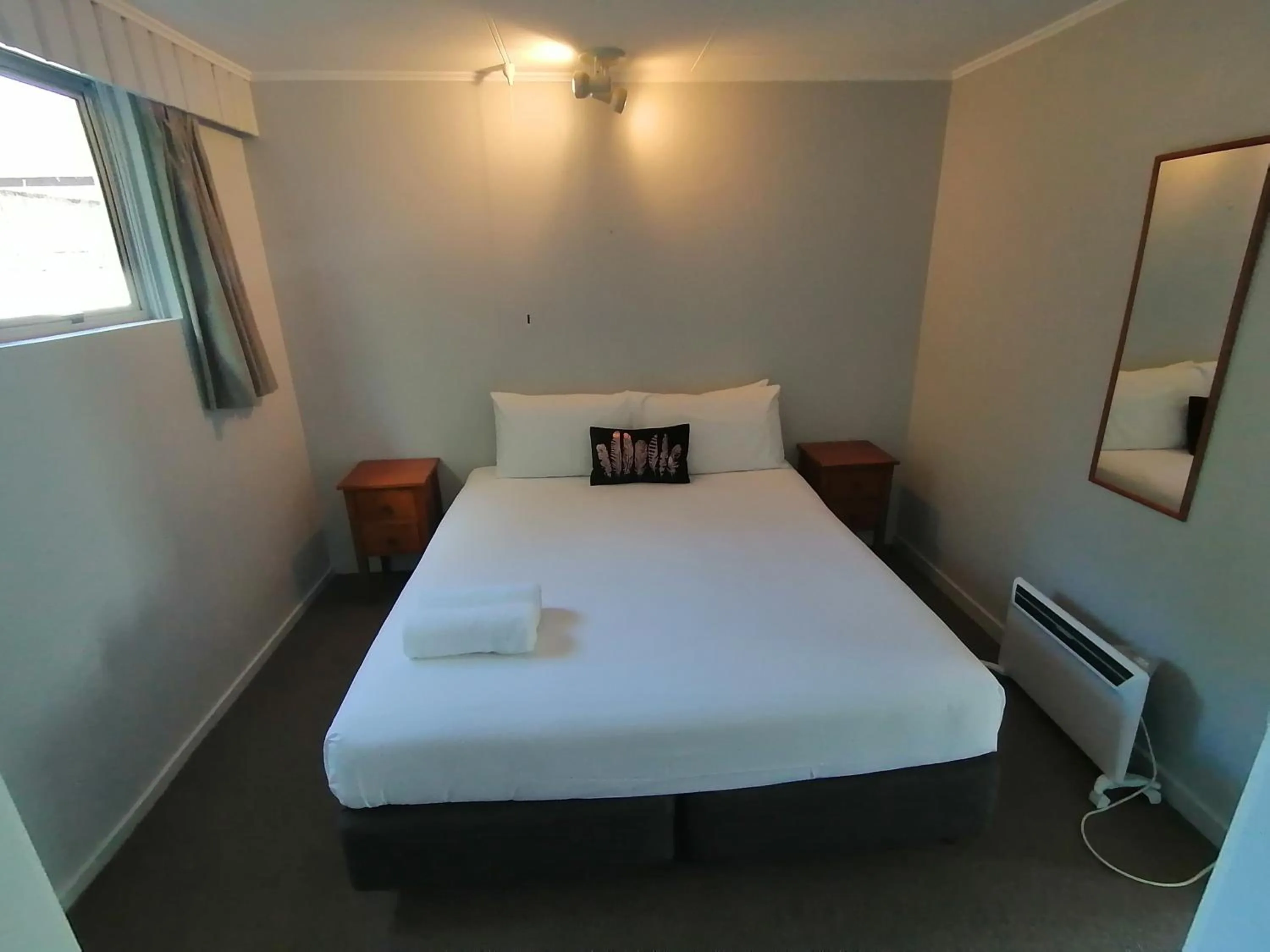 Bed in Edgewater Motel