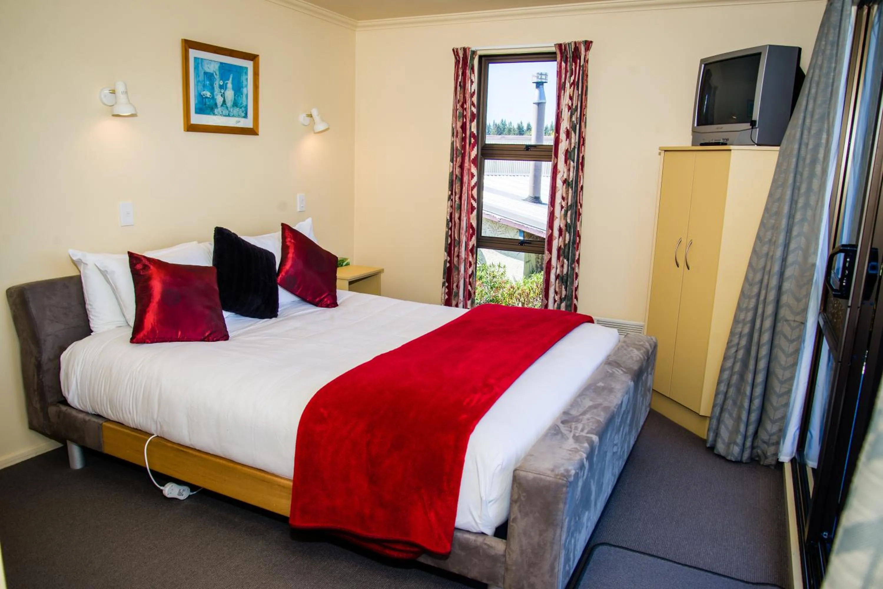 Bedroom, Bed in Edgewater Motel