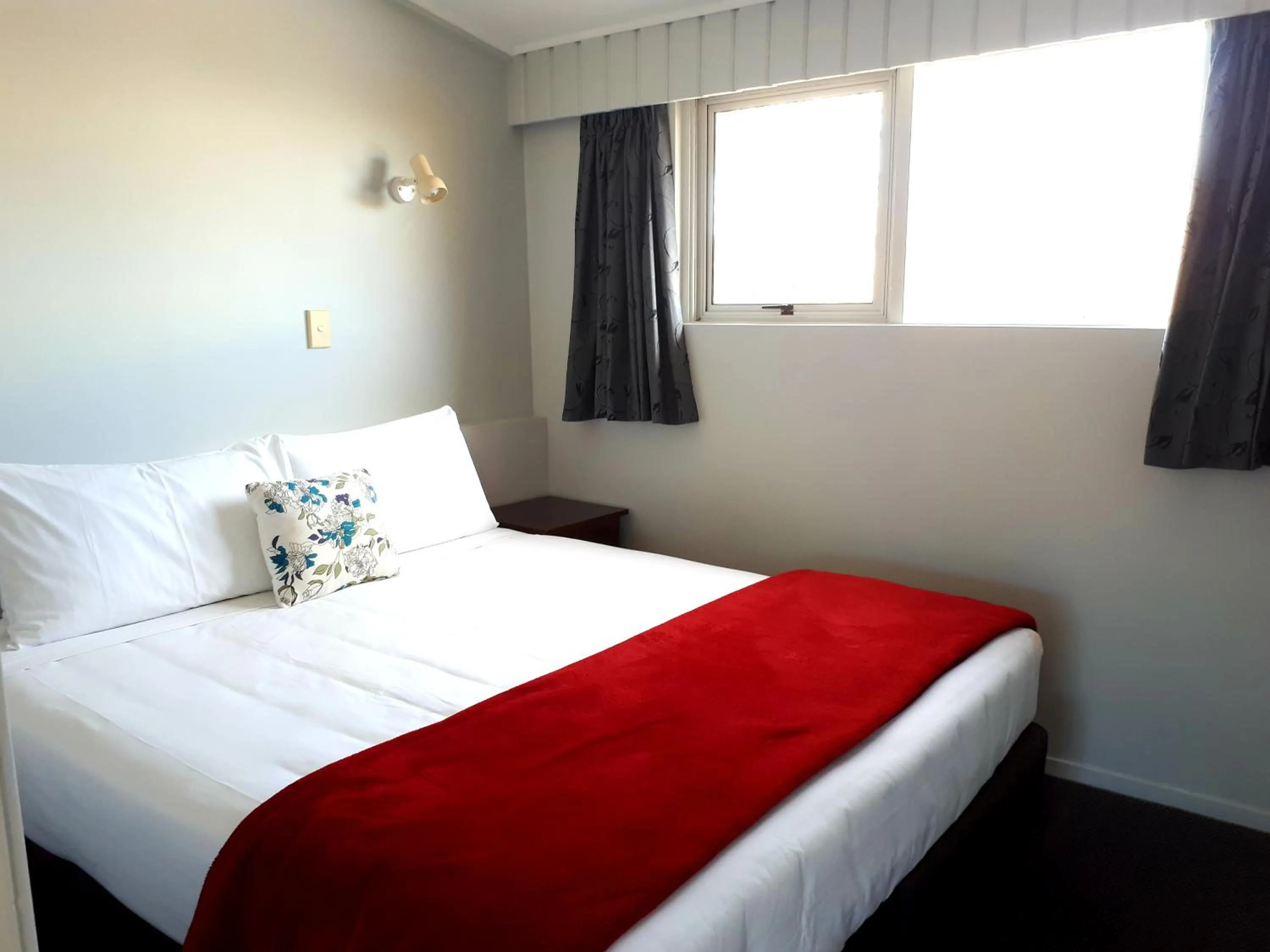 Photo of the whole room, Bed in Edgewater Motel