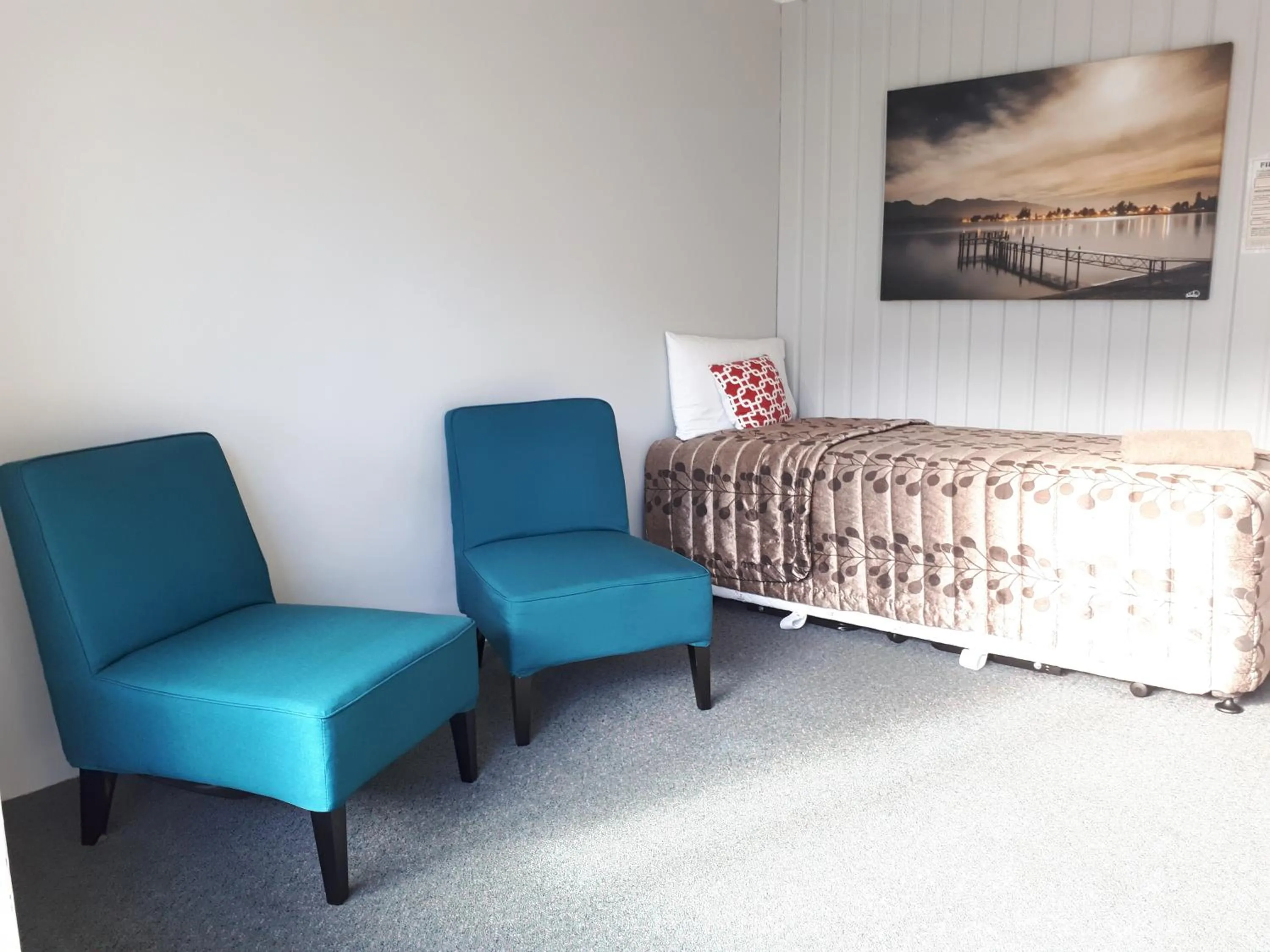 Bed in Edgewater Motel