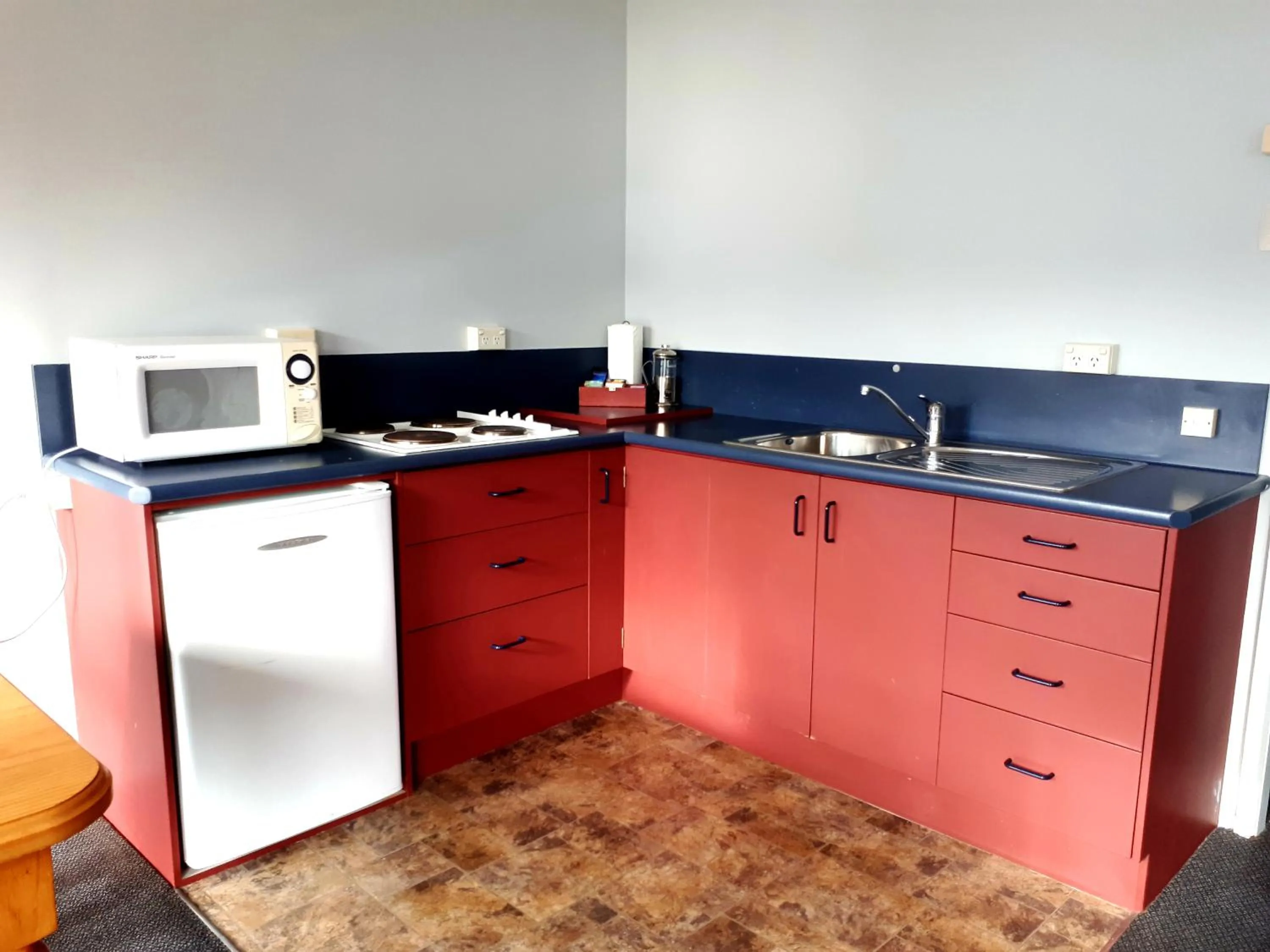Kitchen or kitchenette in Edgewater Motel