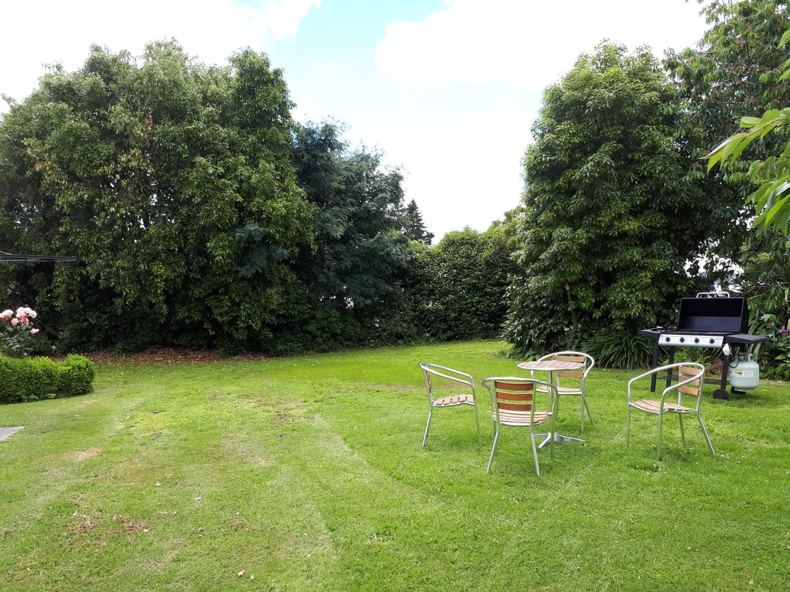 BBQ facilities in Edgewater Motel