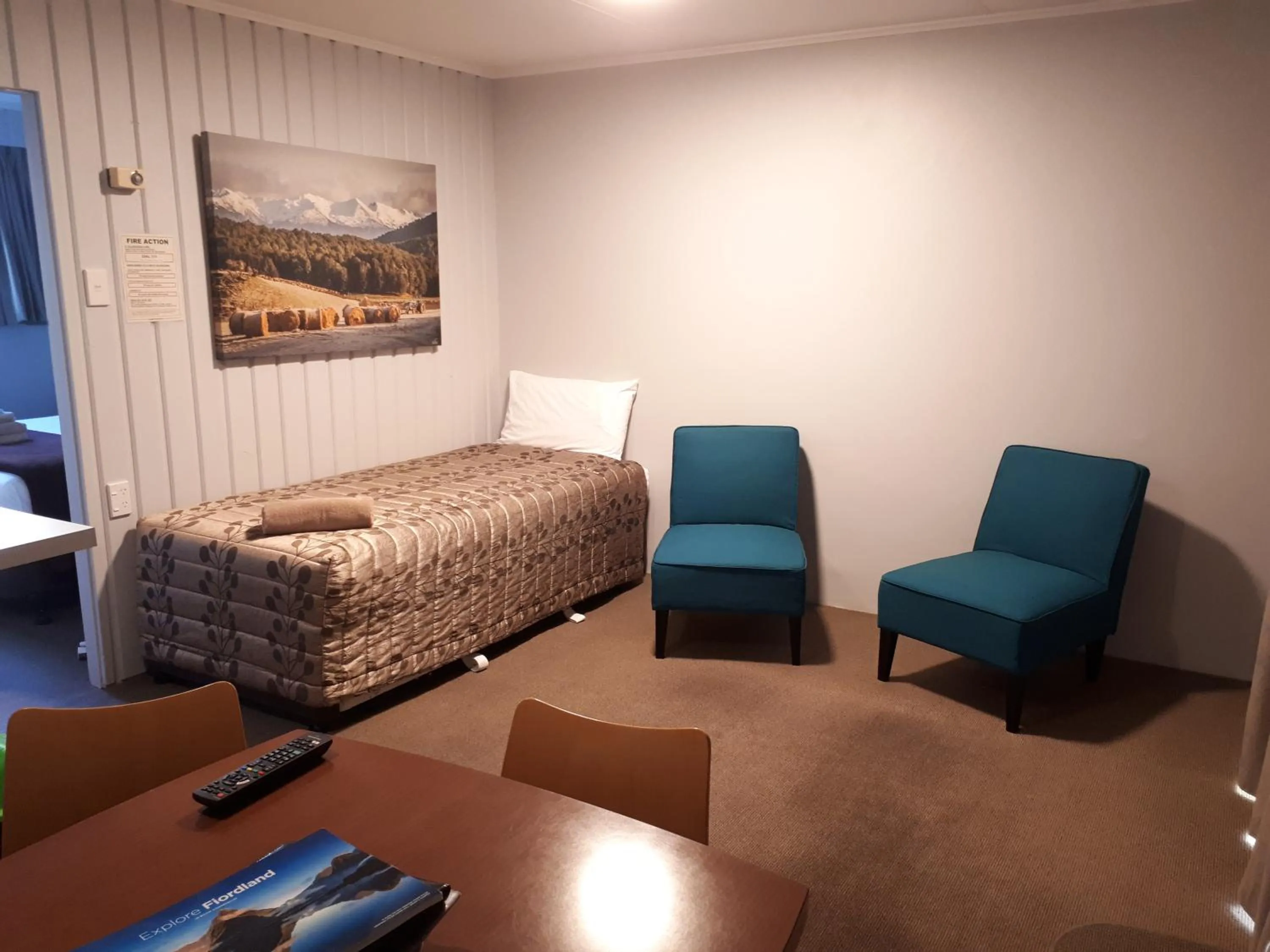 Living room, Bed in Edgewater Motel