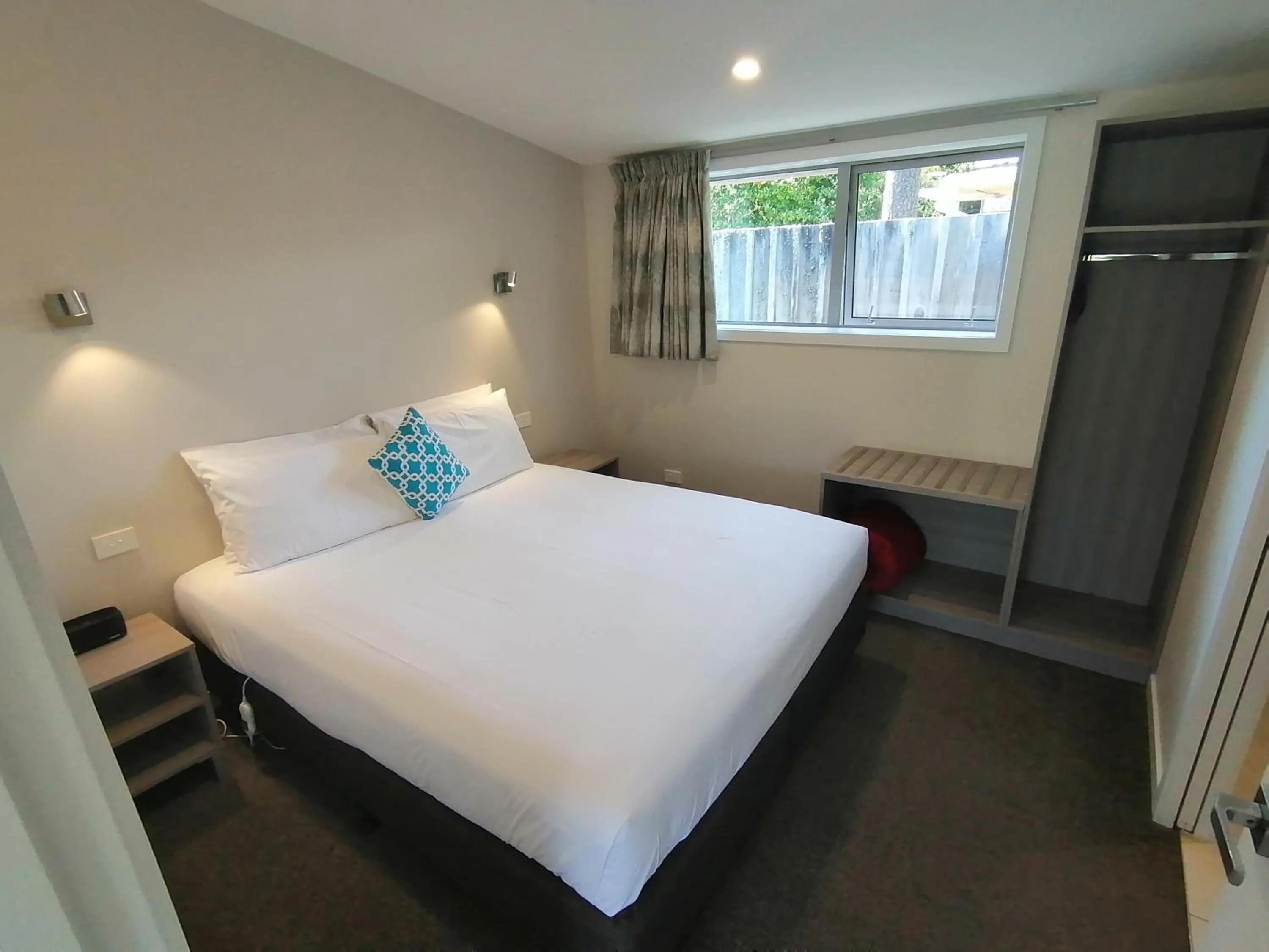 Bedroom, Bed in Edgewater Motel