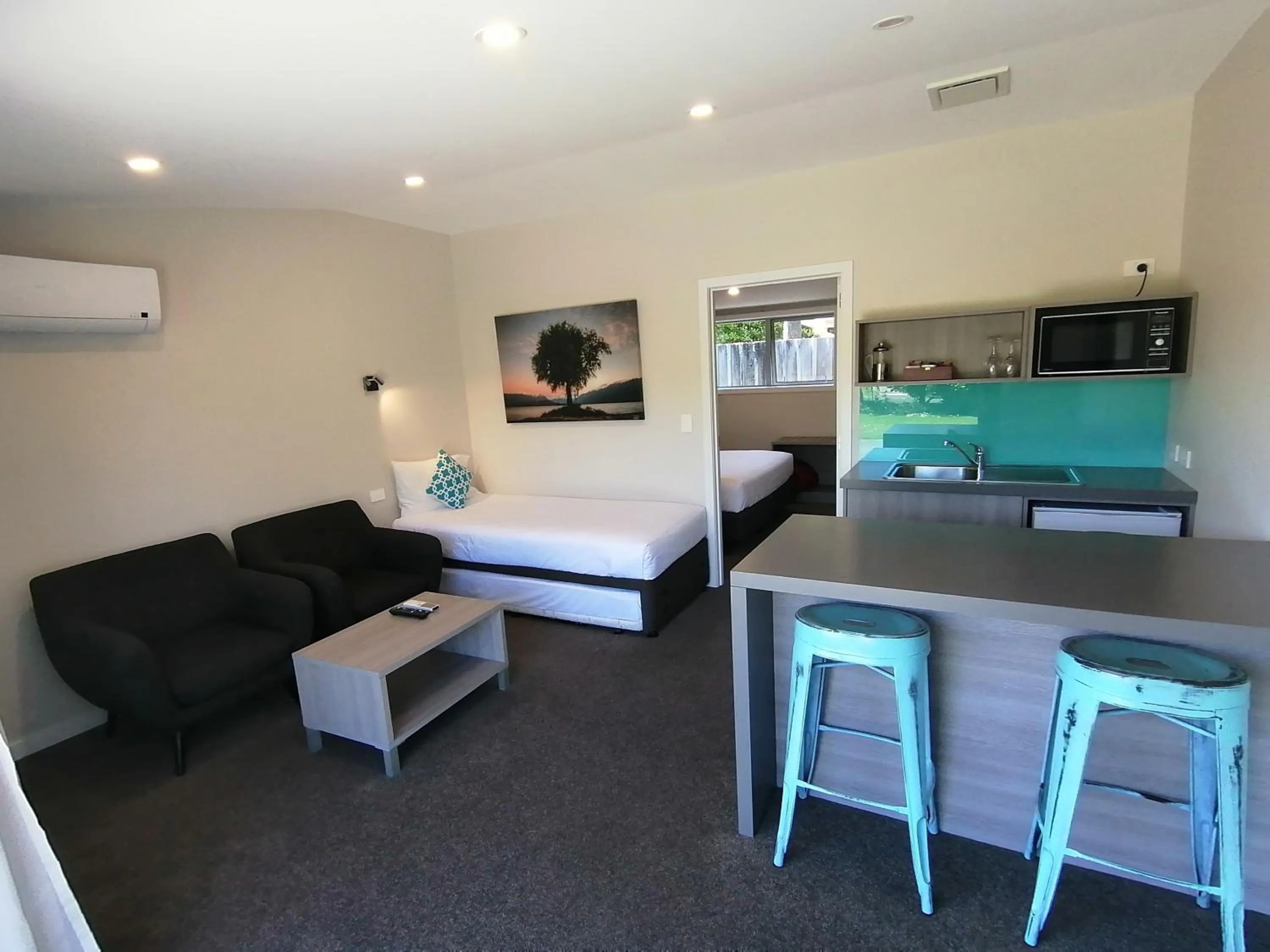 Living room, Bed in Edgewater Motel