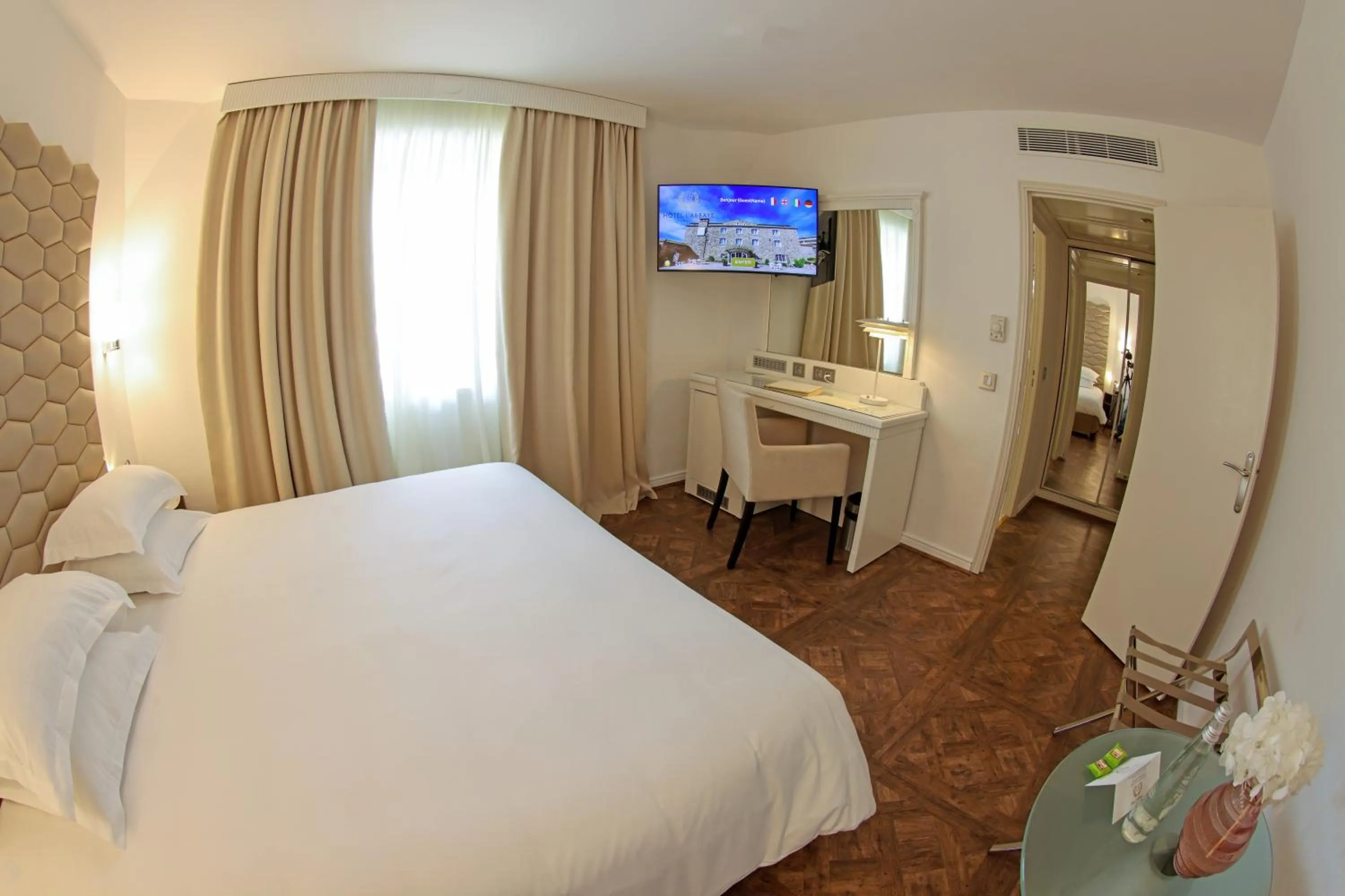 Bedroom, Bed in Hôtel L'Abbaye