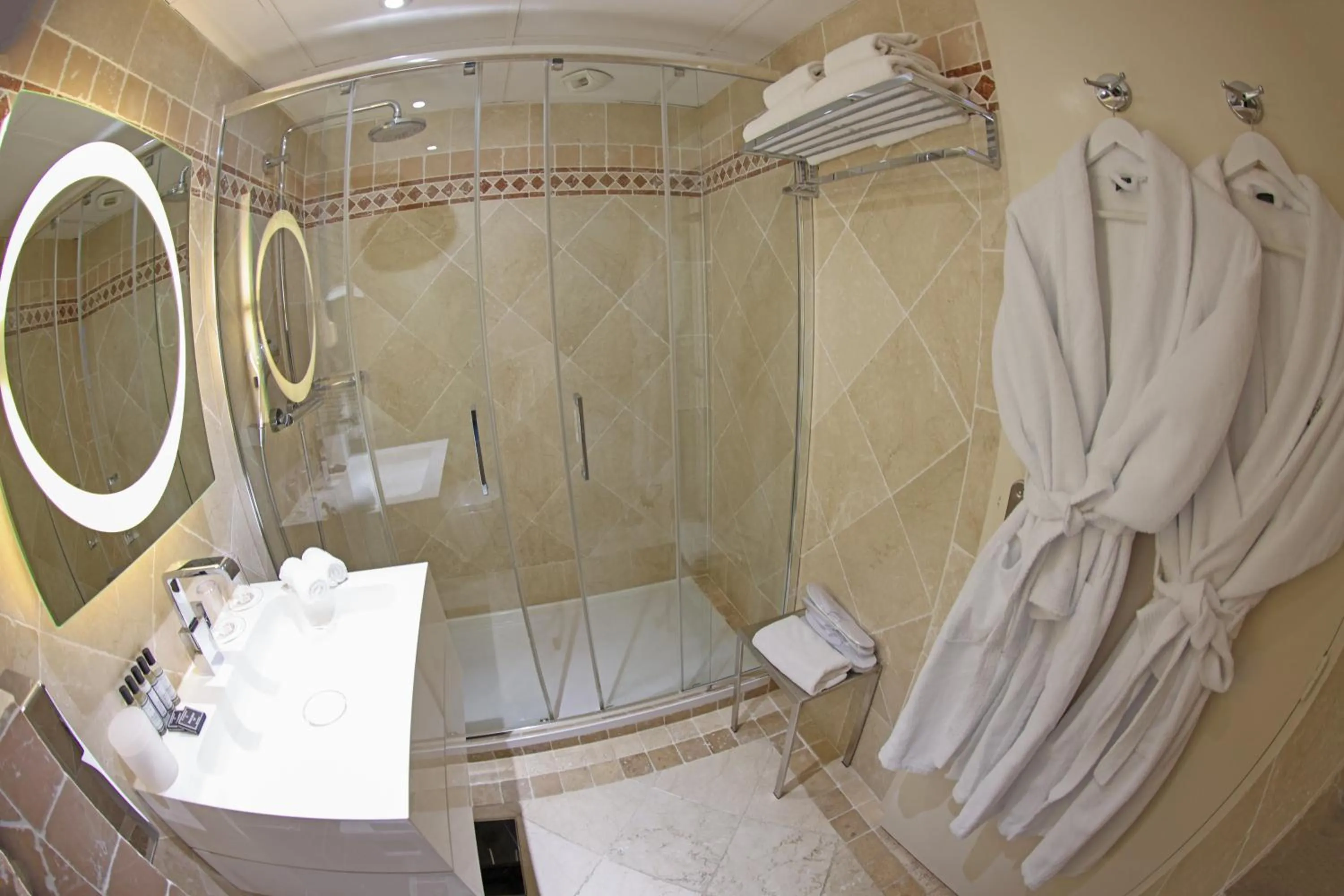 Bathroom in Hôtel L'Abbaye