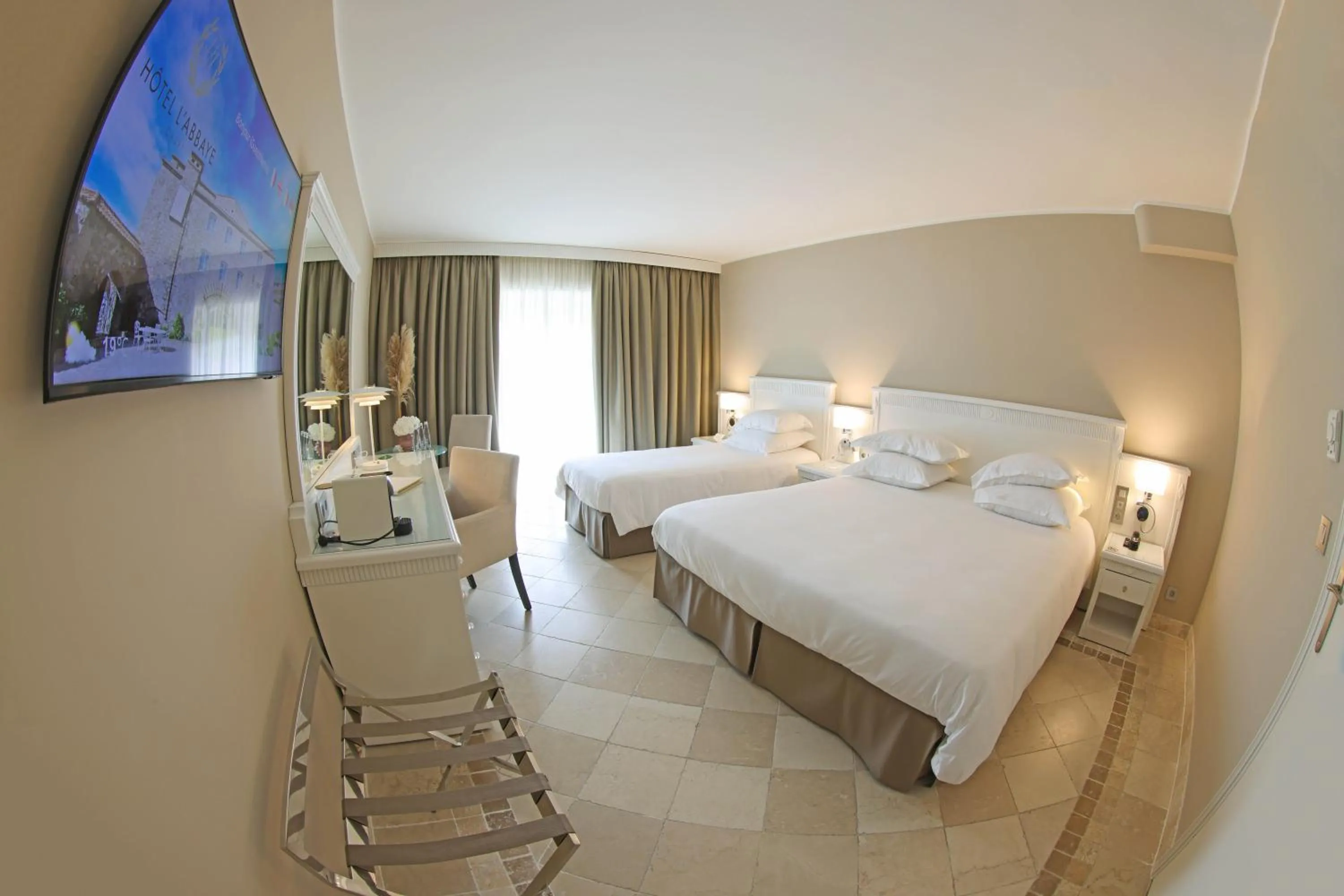 Bedroom, Bed in Hôtel L'Abbaye