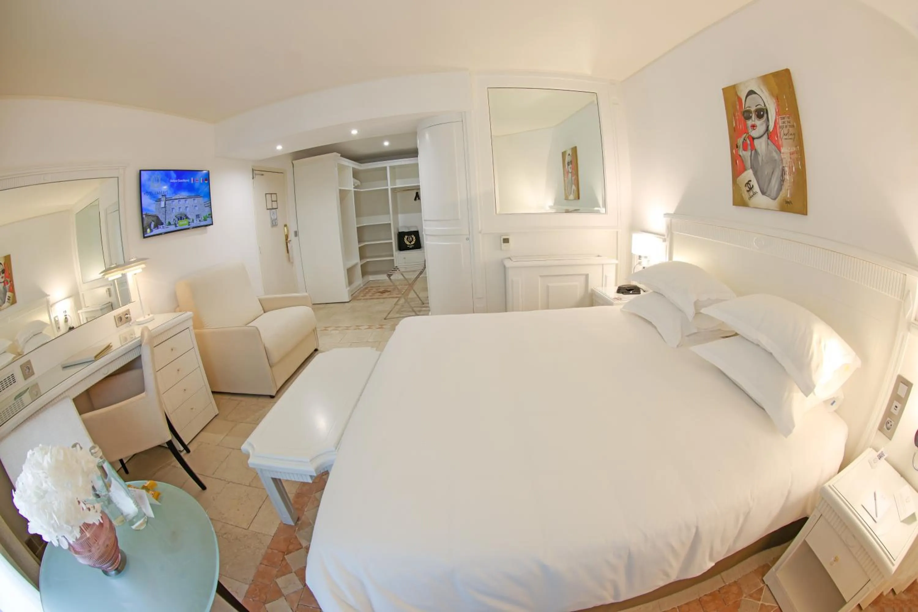 Bedroom, Bed in Hôtel L'Abbaye