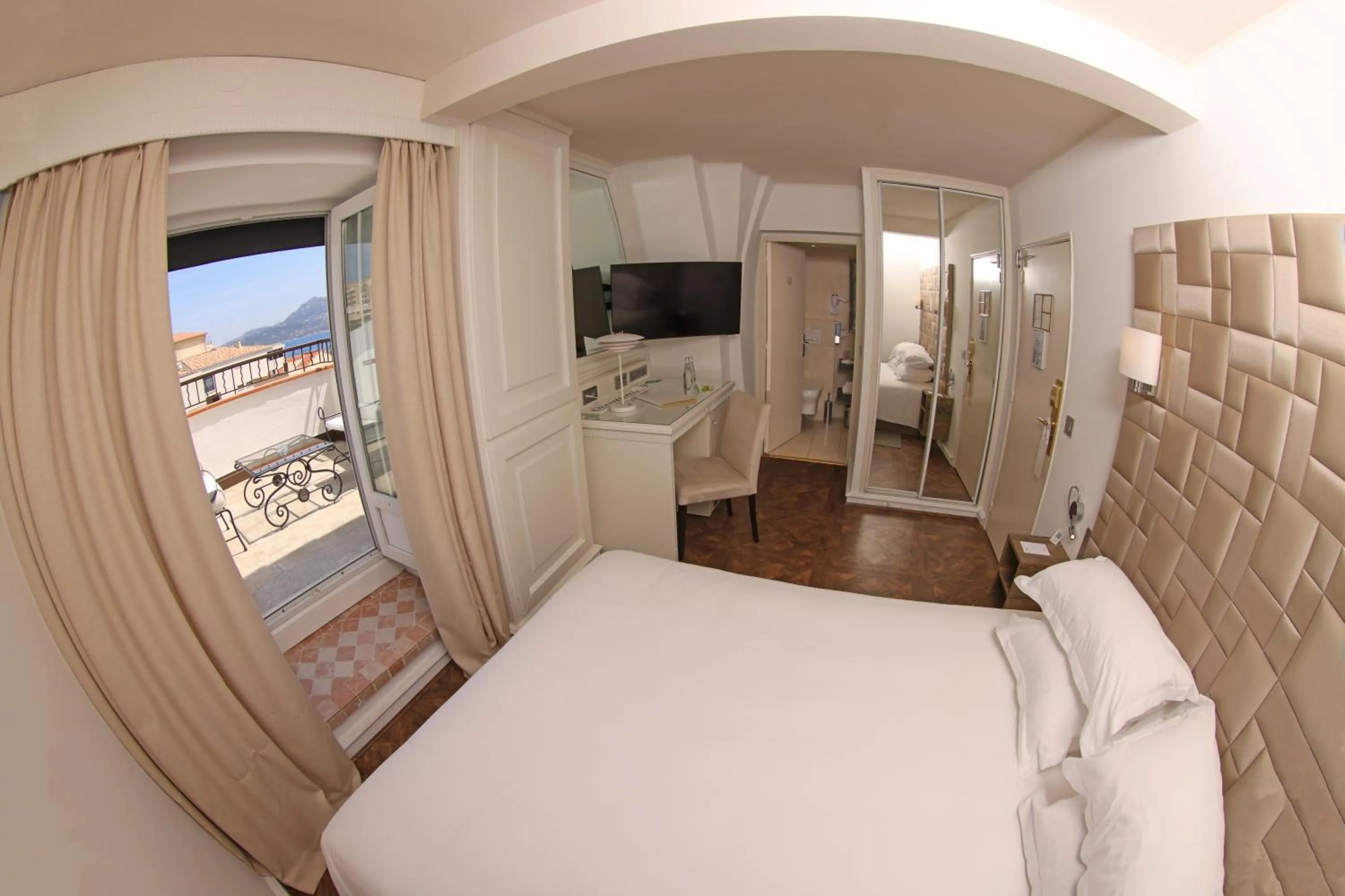 View (from property/room), Bed in Hôtel L'Abbaye