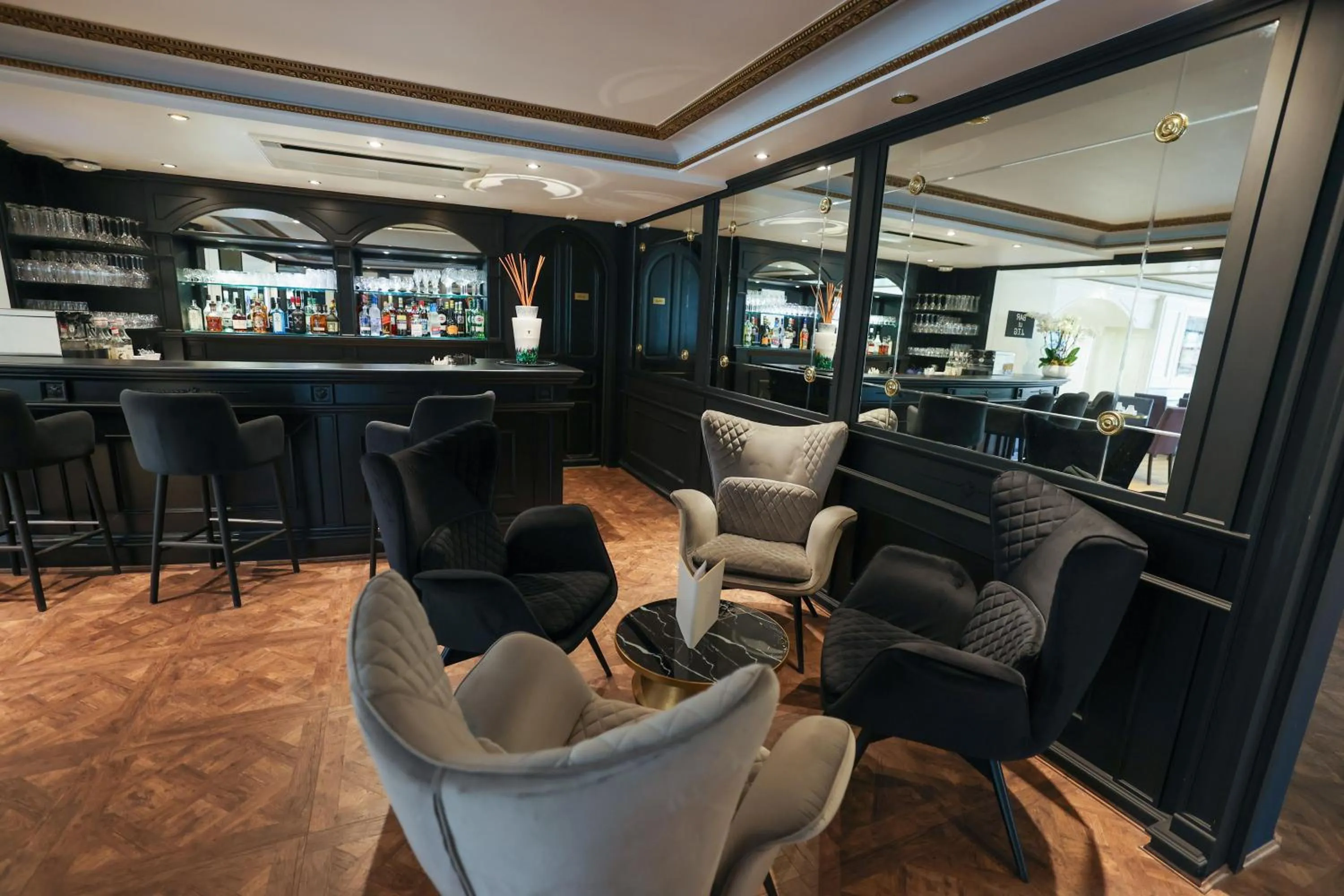 Lounge or bar in Hôtel L'Abbaye