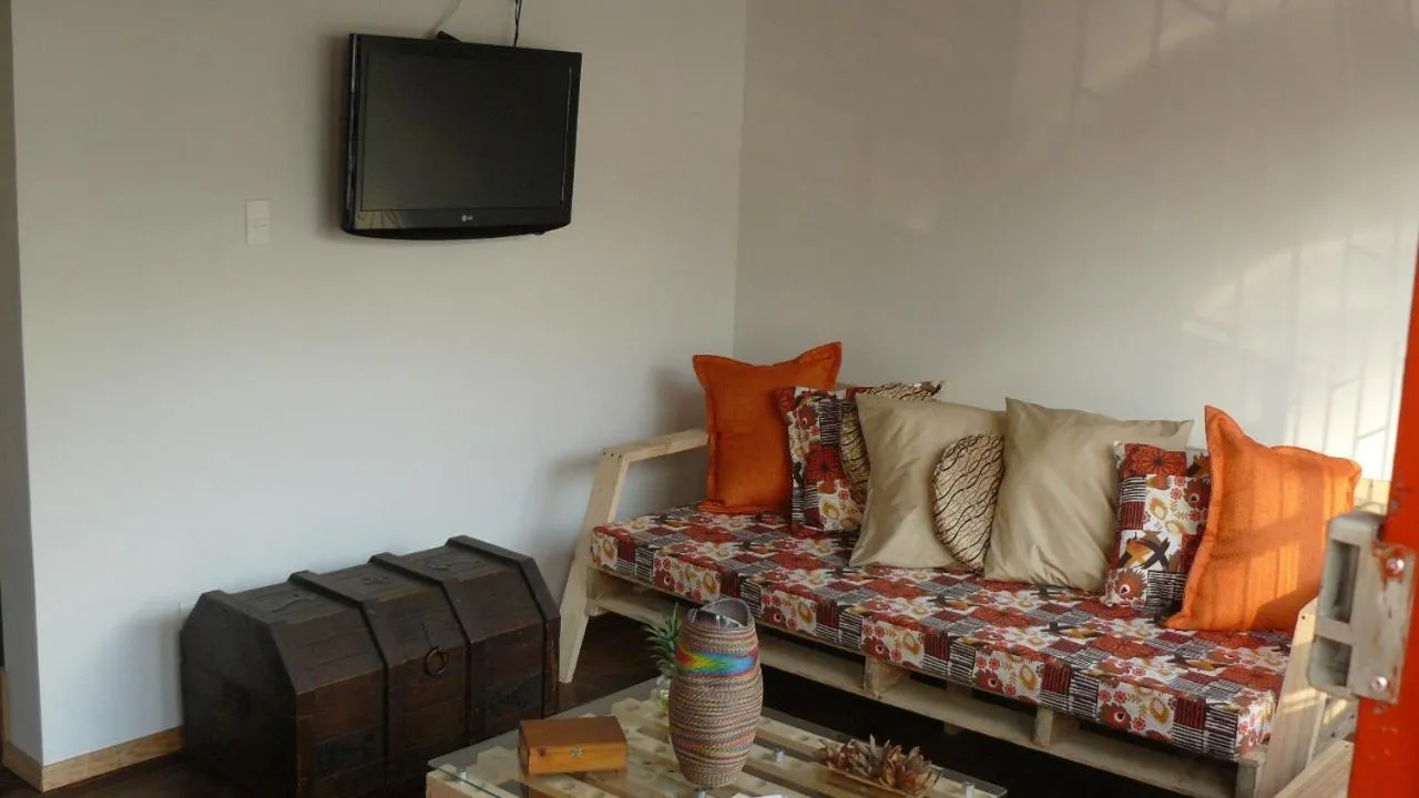Communal lounge/ TV room in Hostal Triangulo del Café