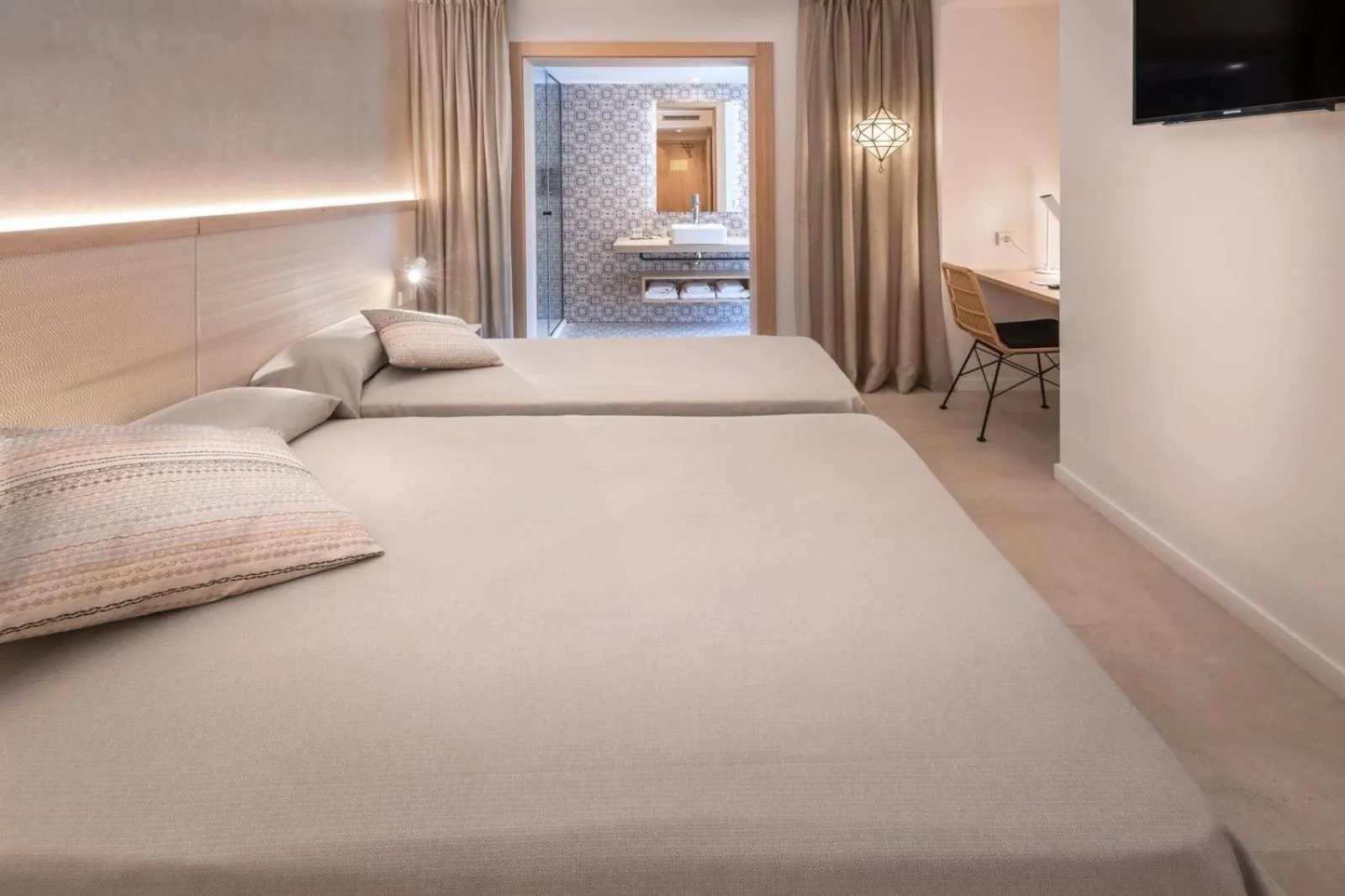 Photo of the whole room, Bed in Hotel Alhambra