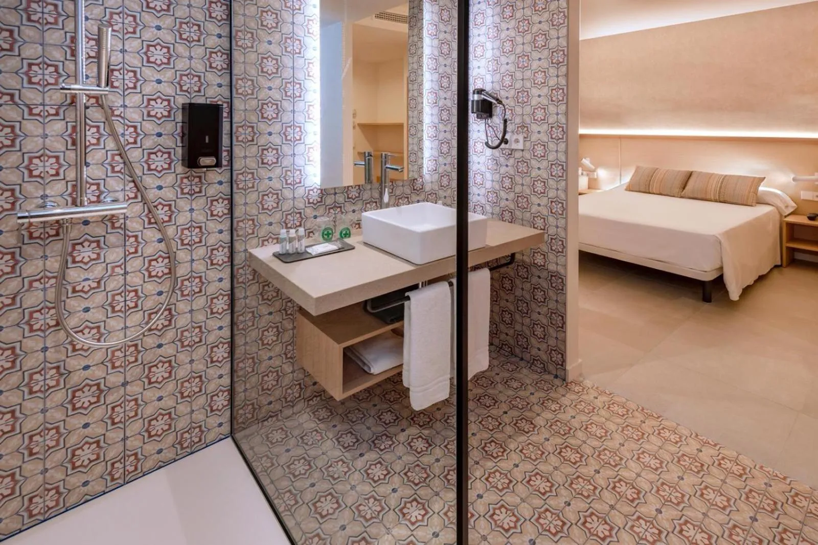 Bathroom, Bed in Hotel Alhambra