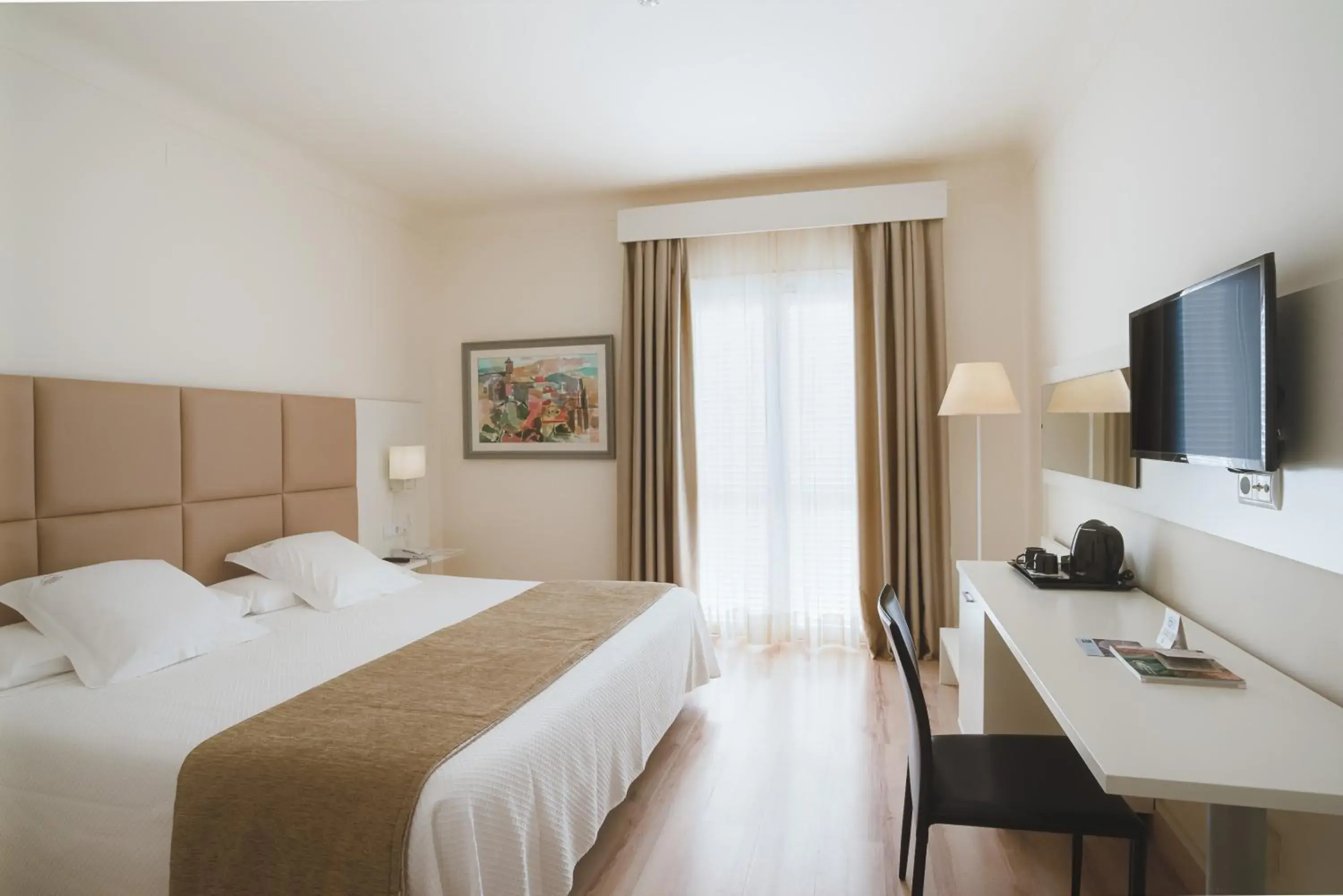 Double Room with Balcony in Hotel Pirineos Figueres by Pierre & Vacances Double Room with Balcony in Hotel Pirineos Figueres by Pierre & Vacances