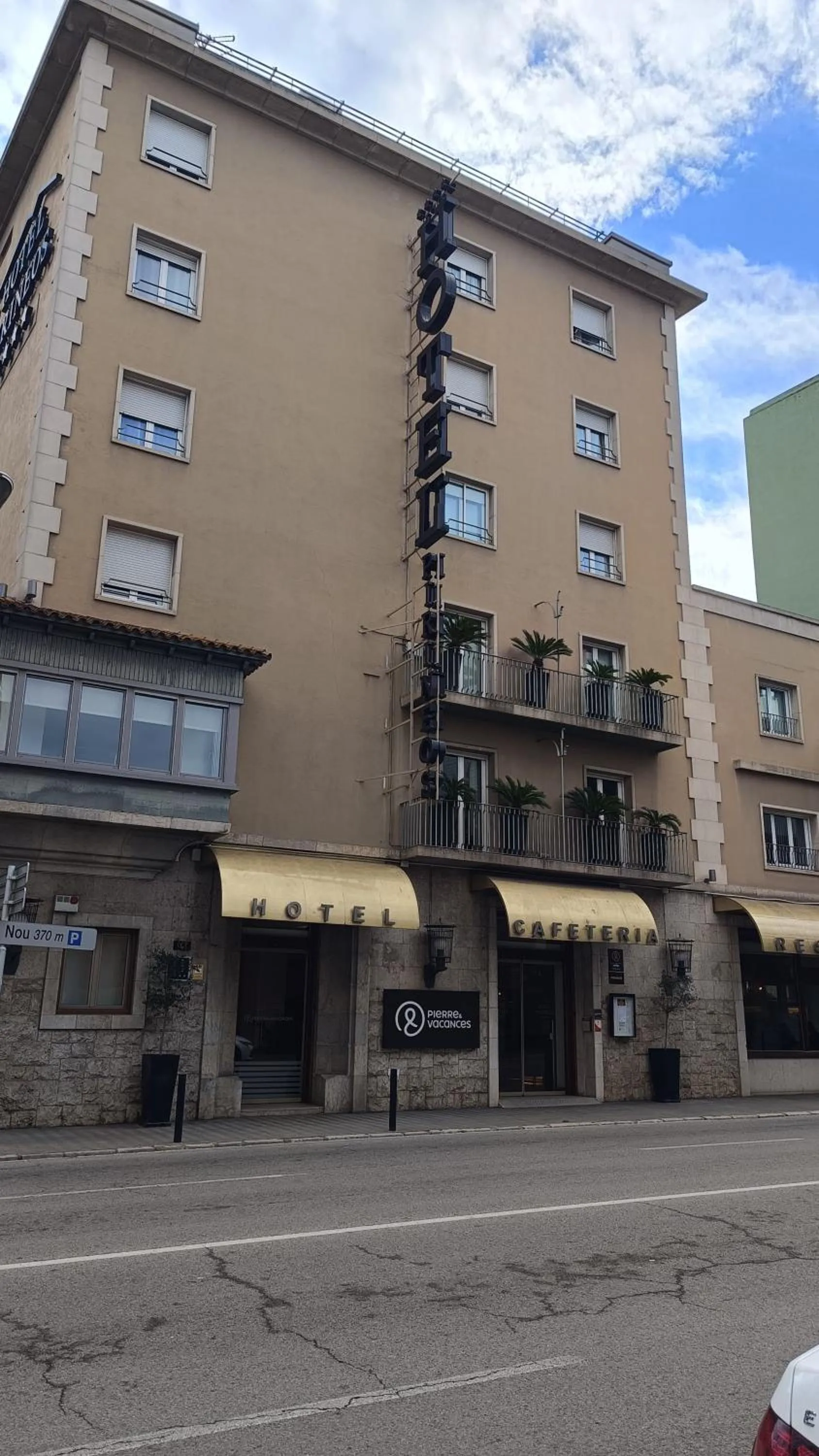 Facade/entrance in Hotel Pirineos Figueres by Pierre & Vacances