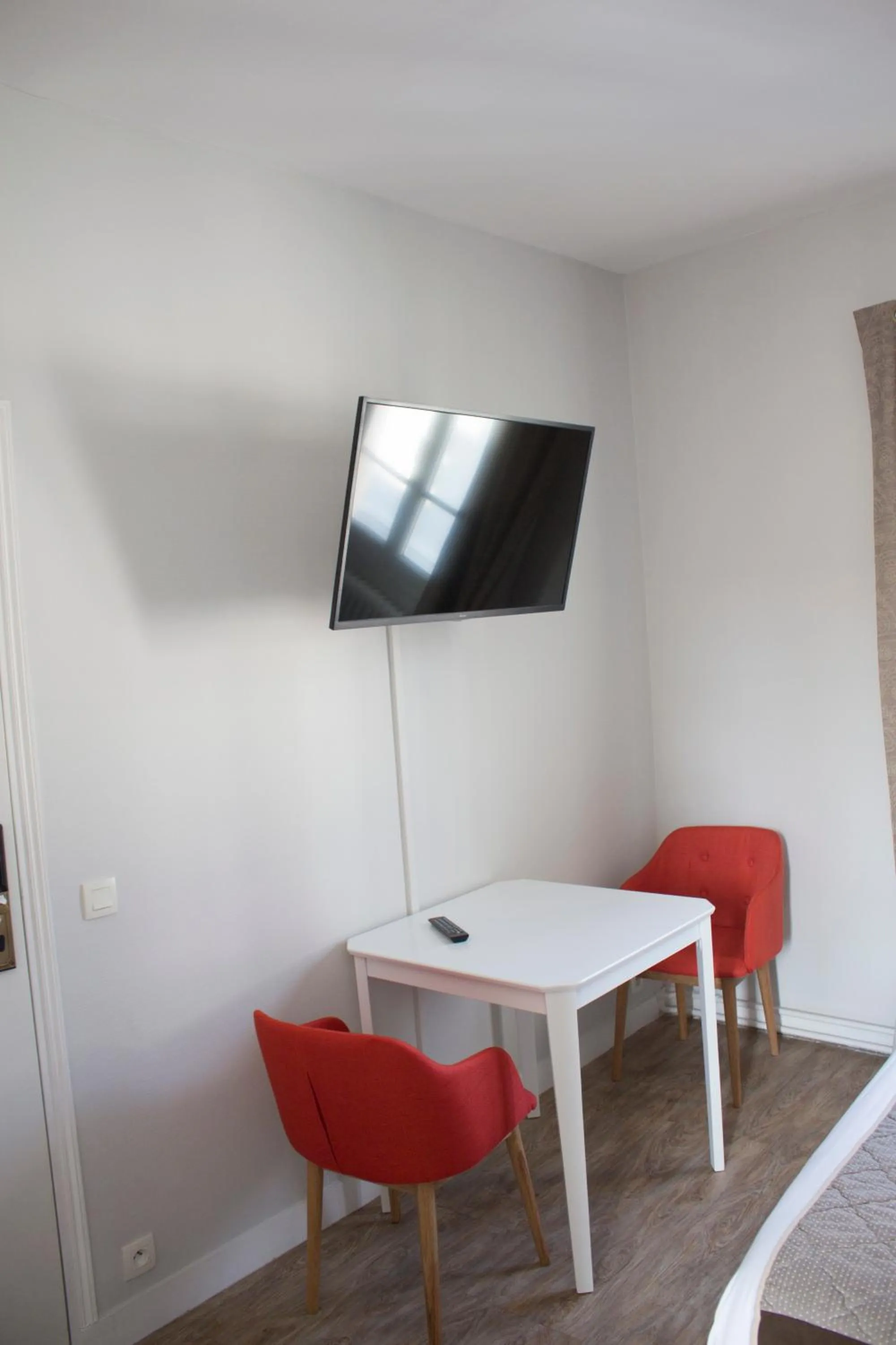 TV and multimedia in Hotel Le Reynita