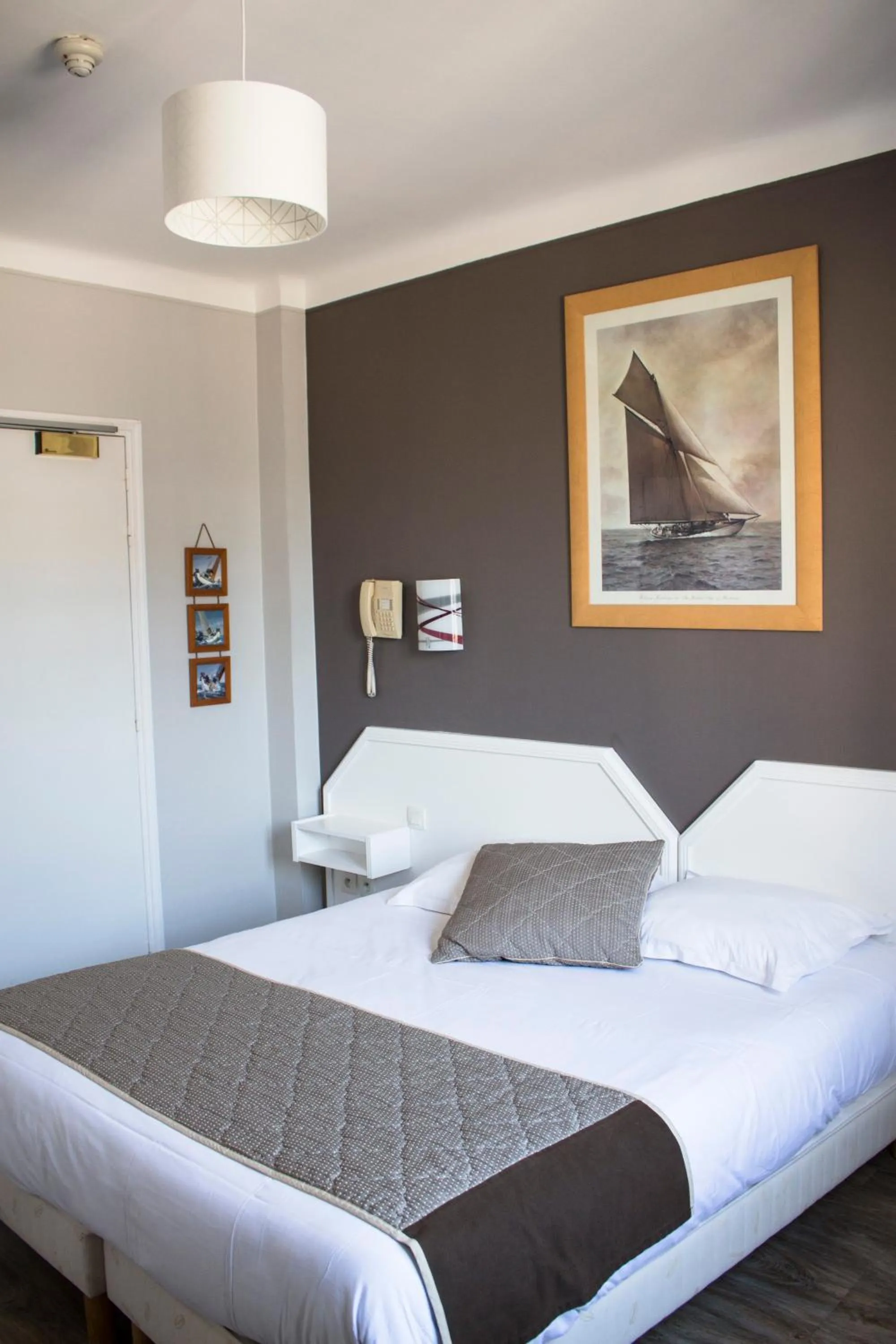 Bed in Hotel Le Reynita