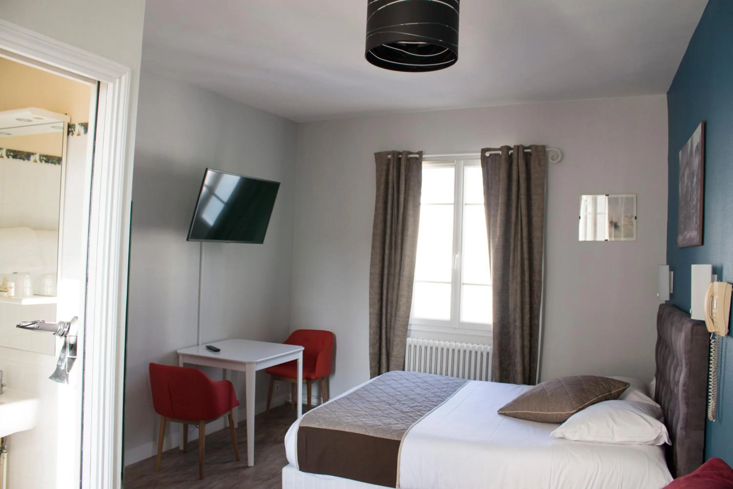 Communal lounge/ TV room in Hotel Le Reynita