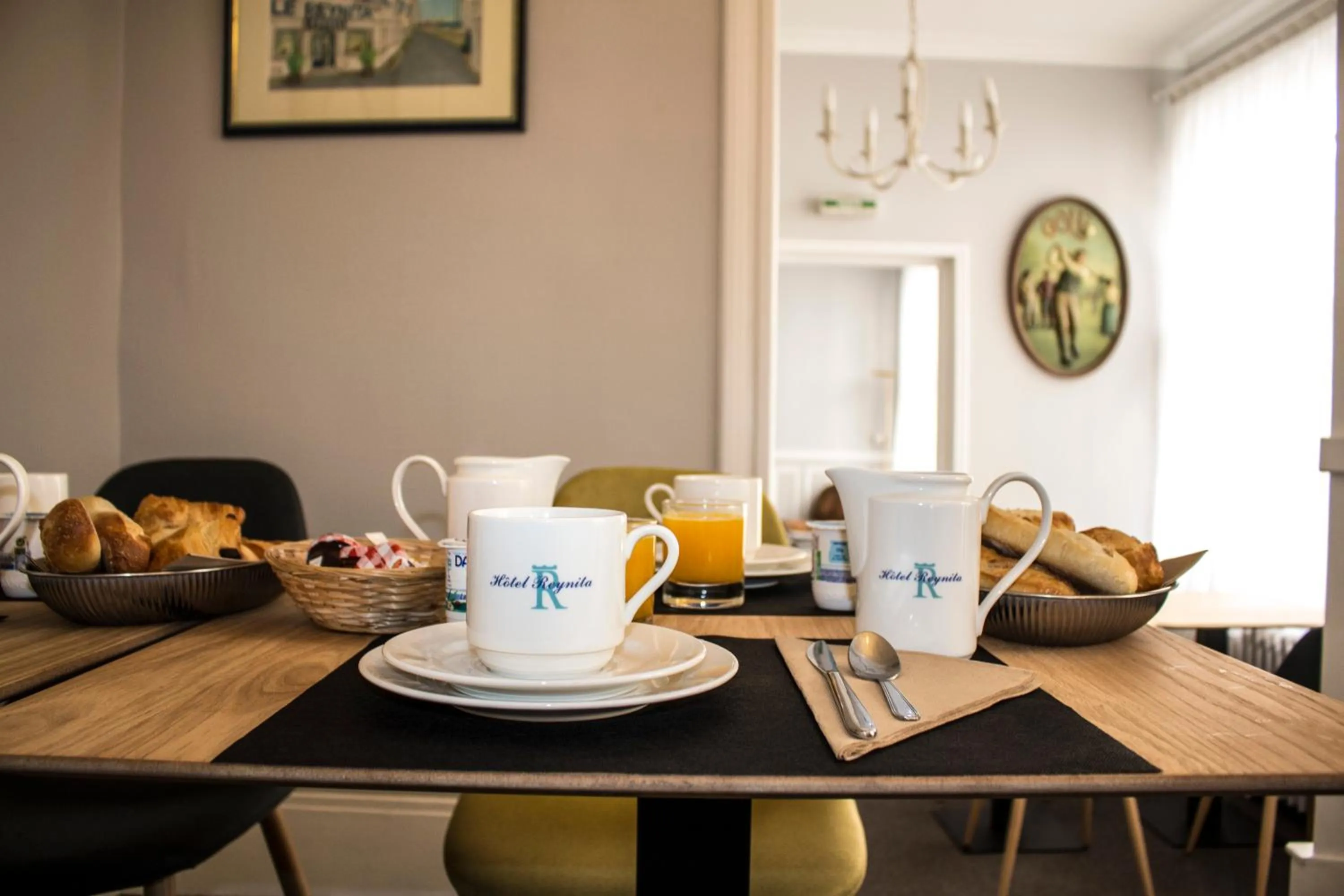 Restaurant/places to eat in Hotel Le Reynita