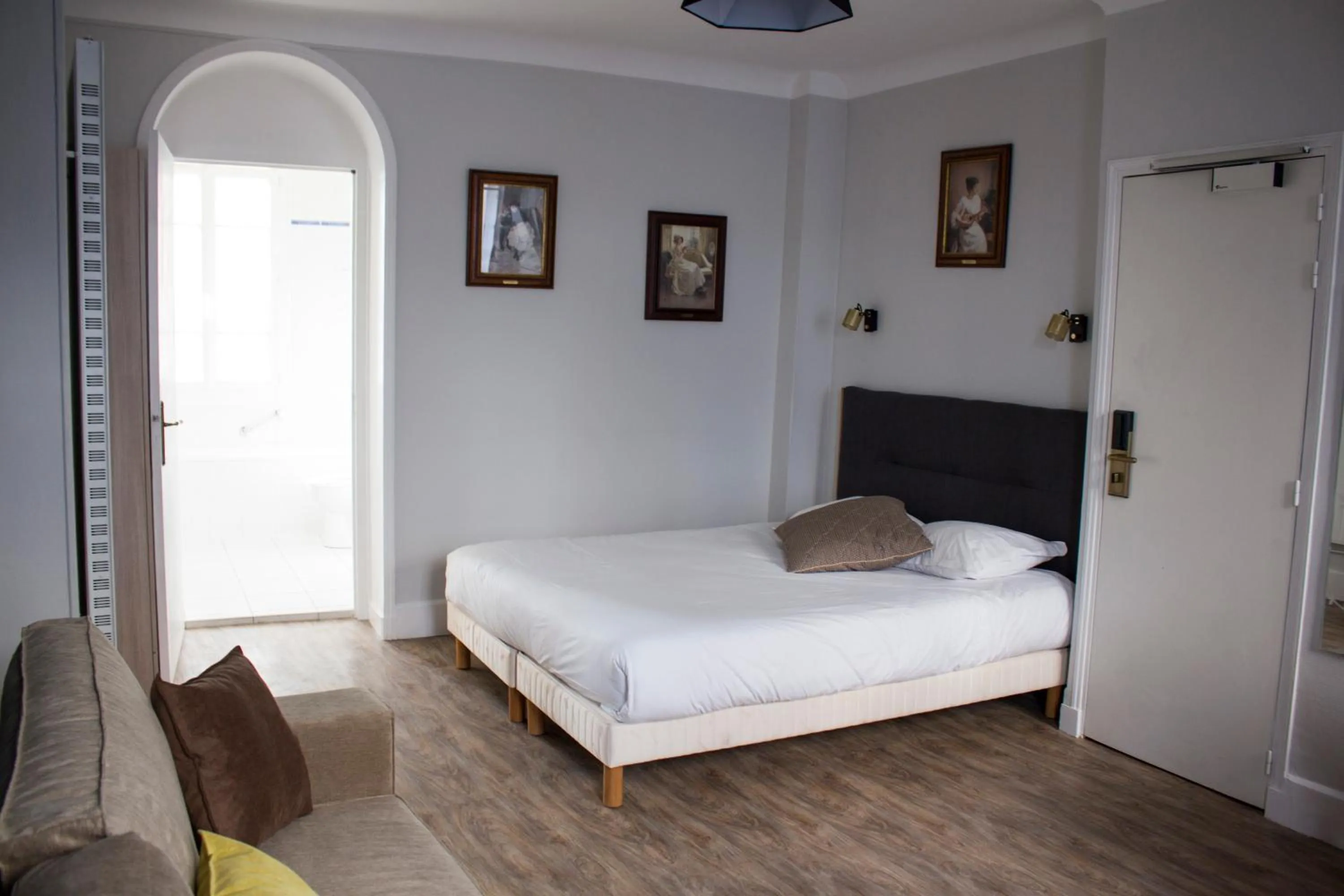 Photo of the whole room in Hotel Le Reynita