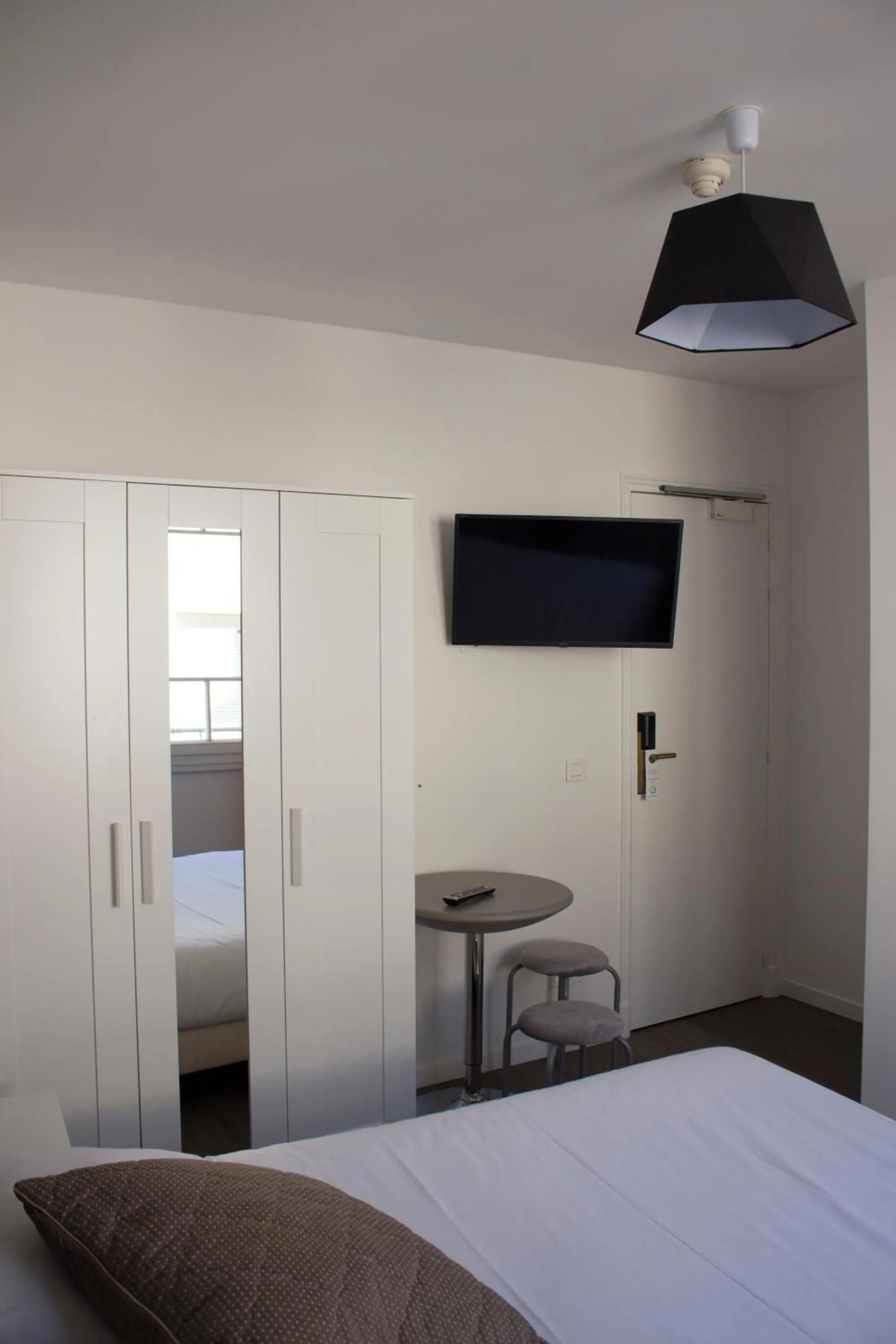 TV and multimedia in Hotel Le Reynita