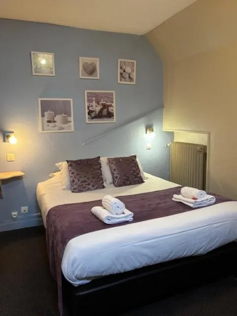 Bed in Cristal Hôtel Restaurant - Logis Hotels