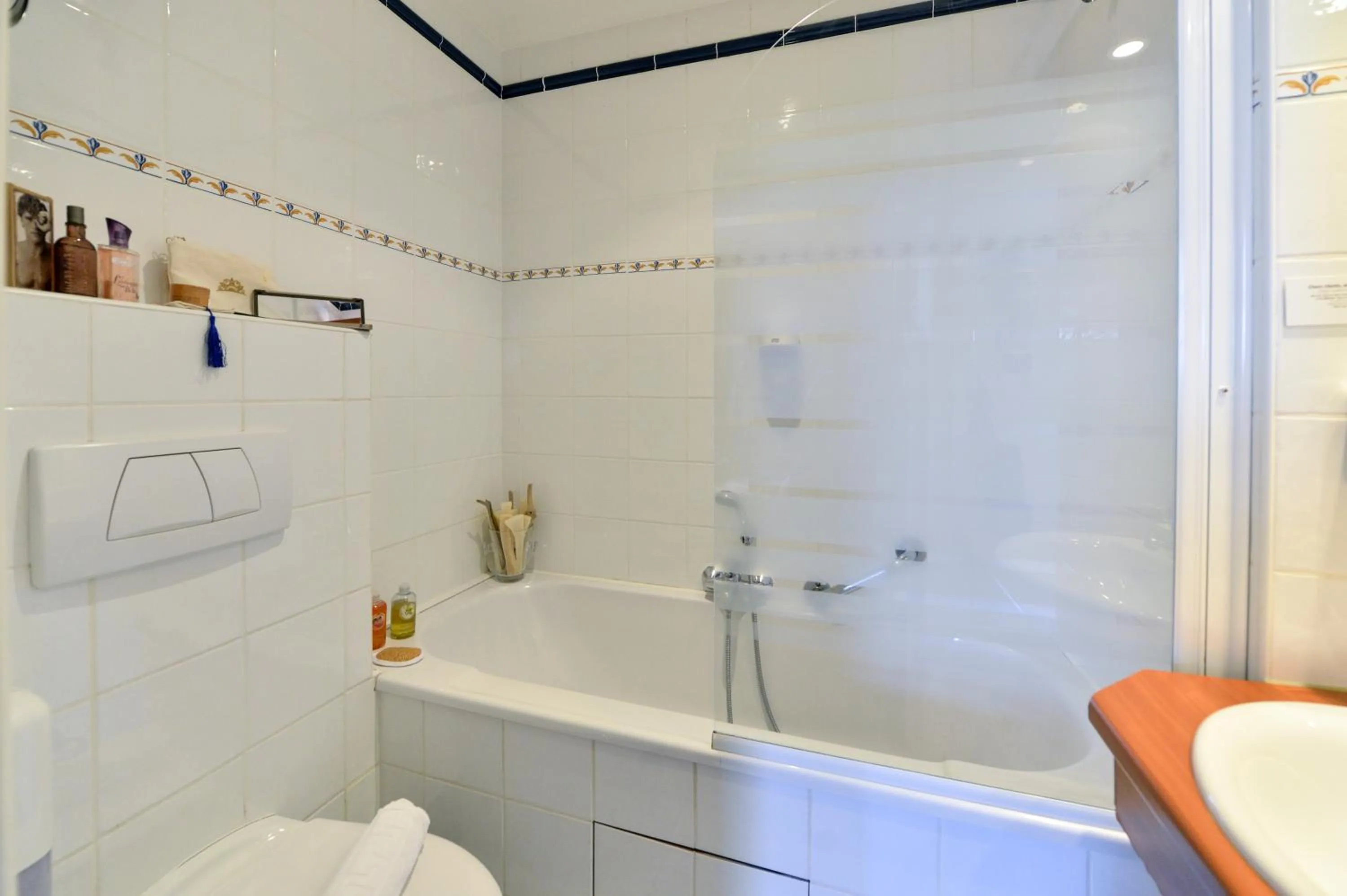 Bathroom in Cristal Hôtel Restaurant - Logis Hotels