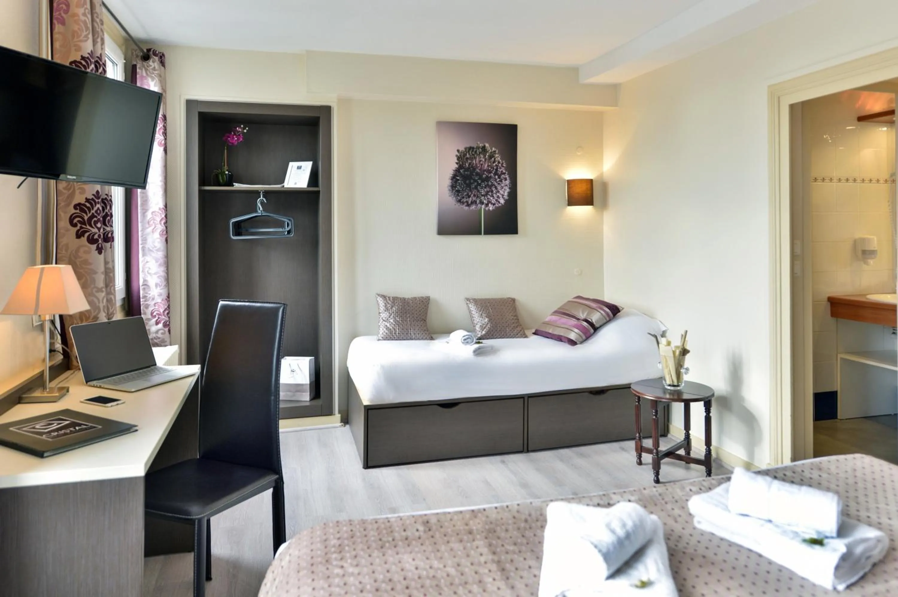 Bedroom, Bed in Cristal Hôtel Restaurant - Logis Hotels