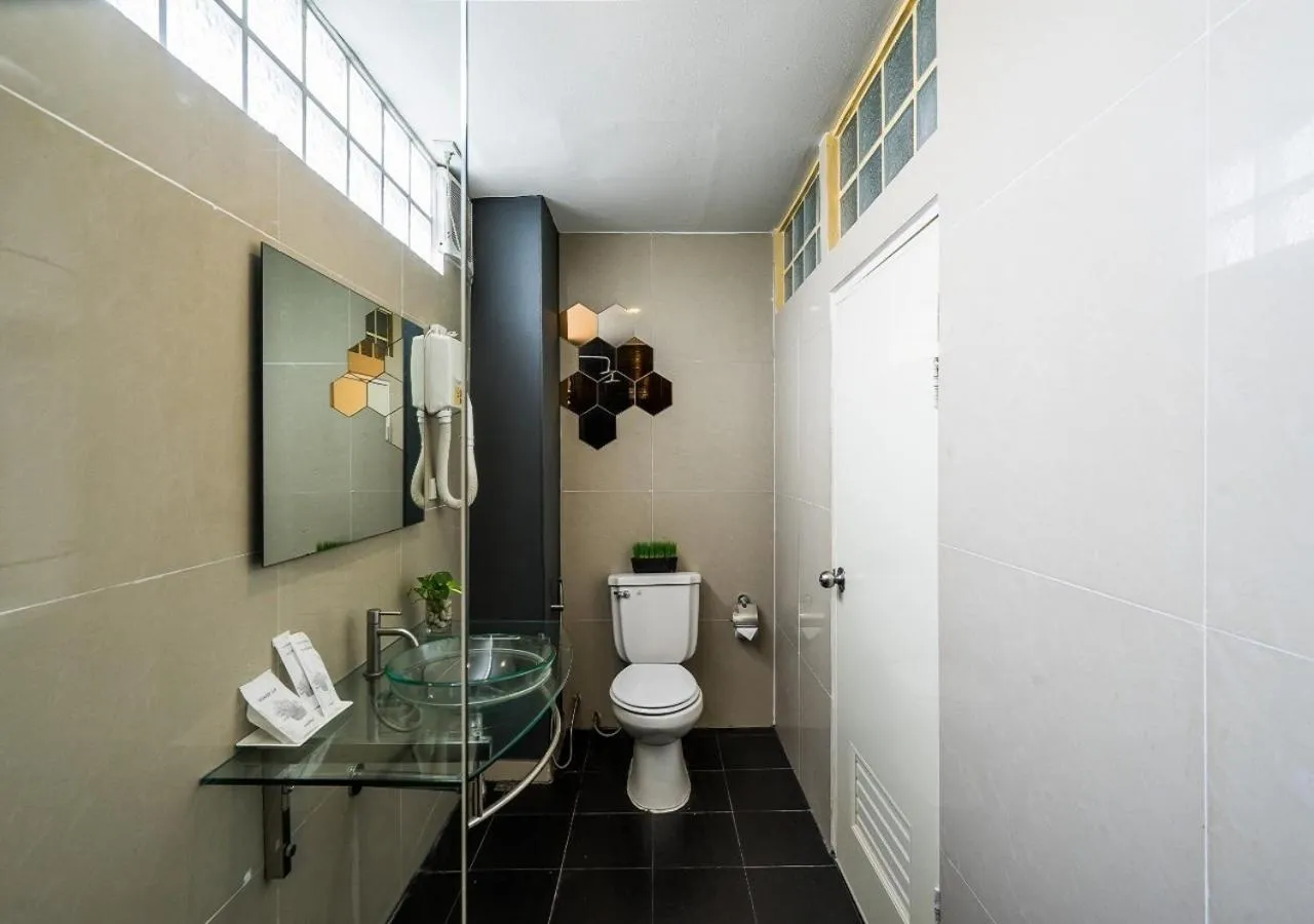 Bathroom in Ton Aor Place Hotel