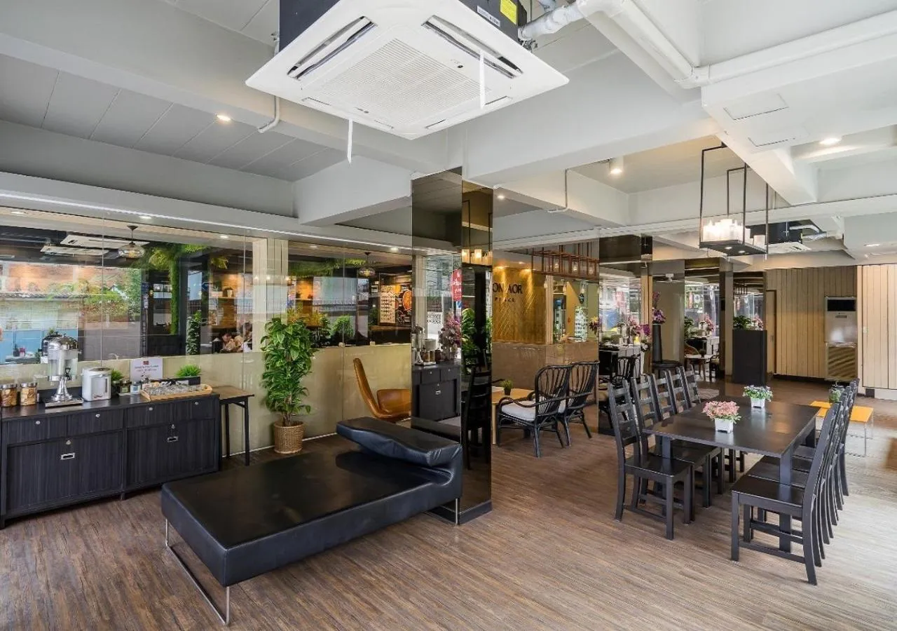 Restaurant/places to eat in Ton Aor Place Hotel