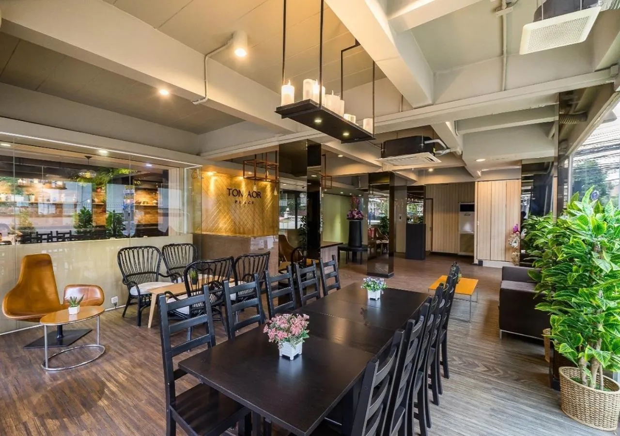 Restaurant/places to eat in Ton Aor Place Hotel