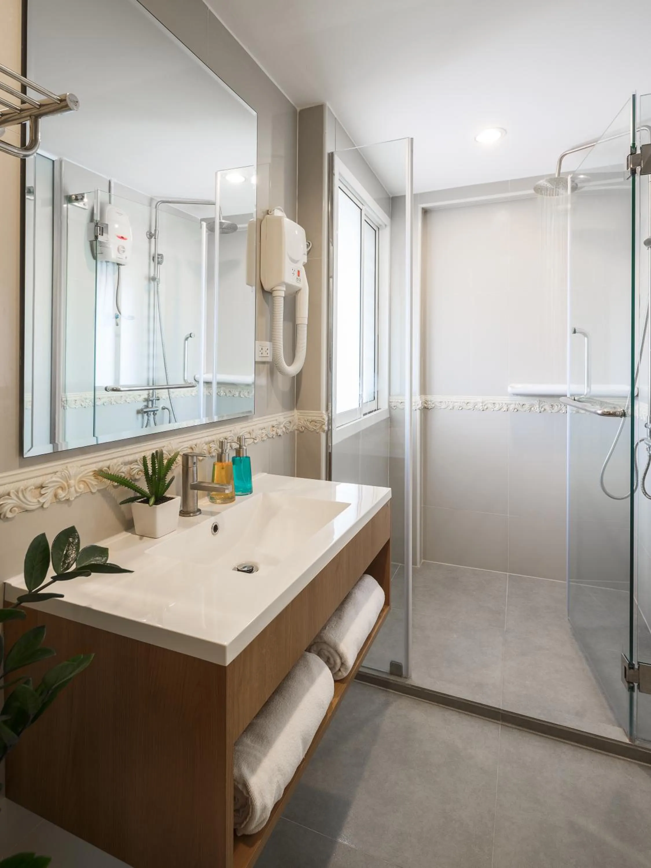 Bathroom in Ton Aor Place Hotel