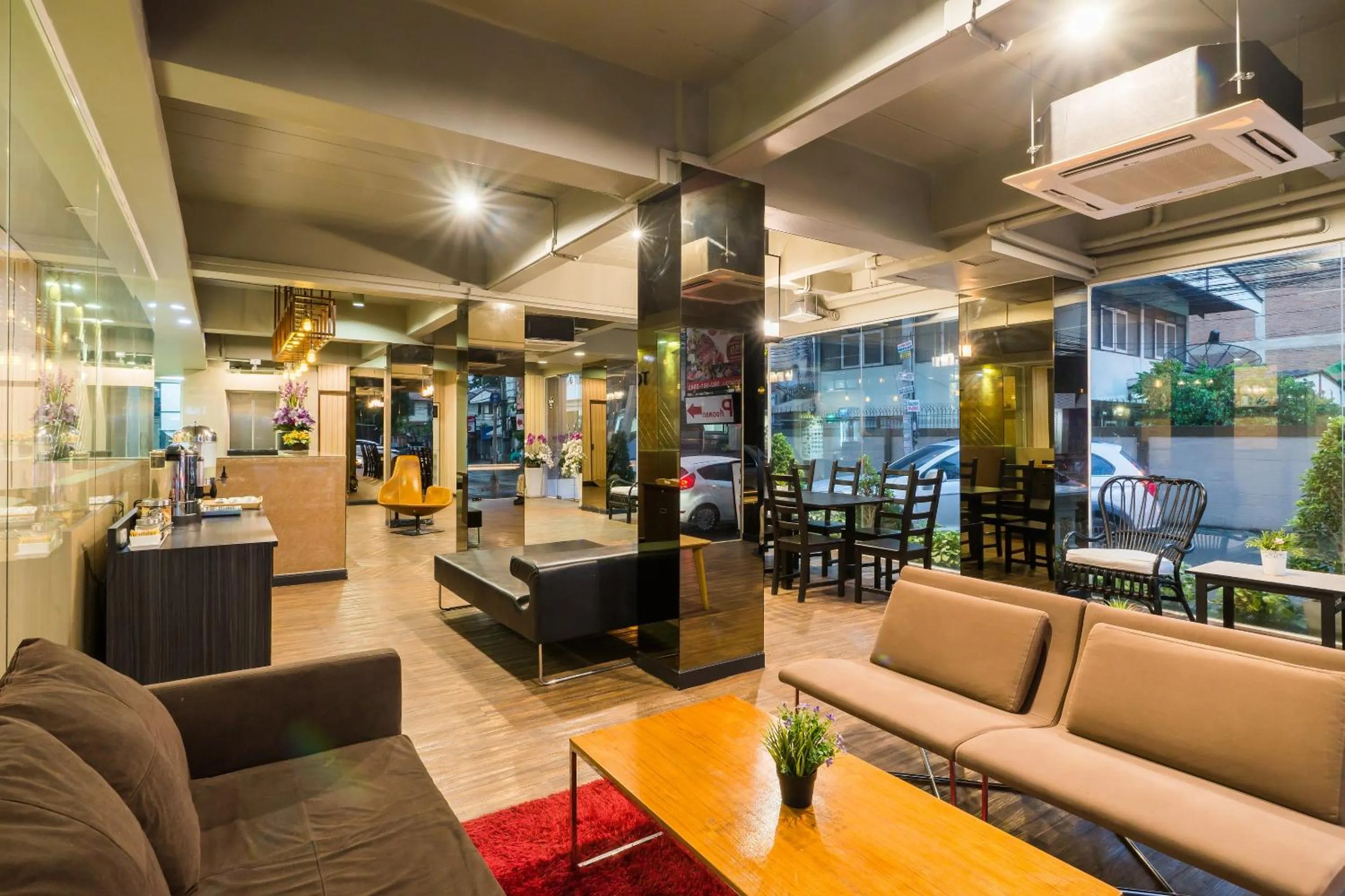 Communal lounge/ TV room in Ton Aor Place Hotel