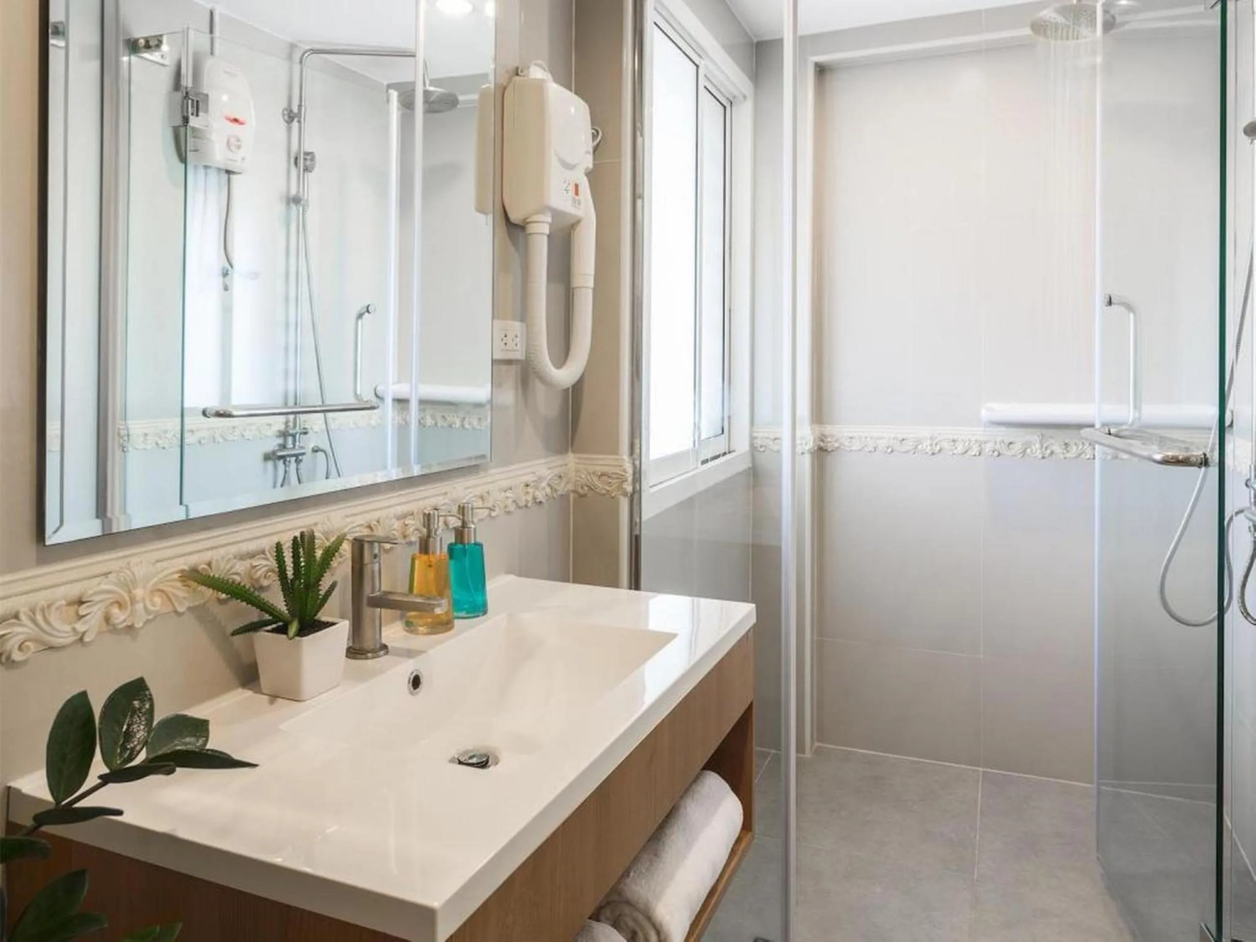 Bathroom in Ton Aor Place Hotel