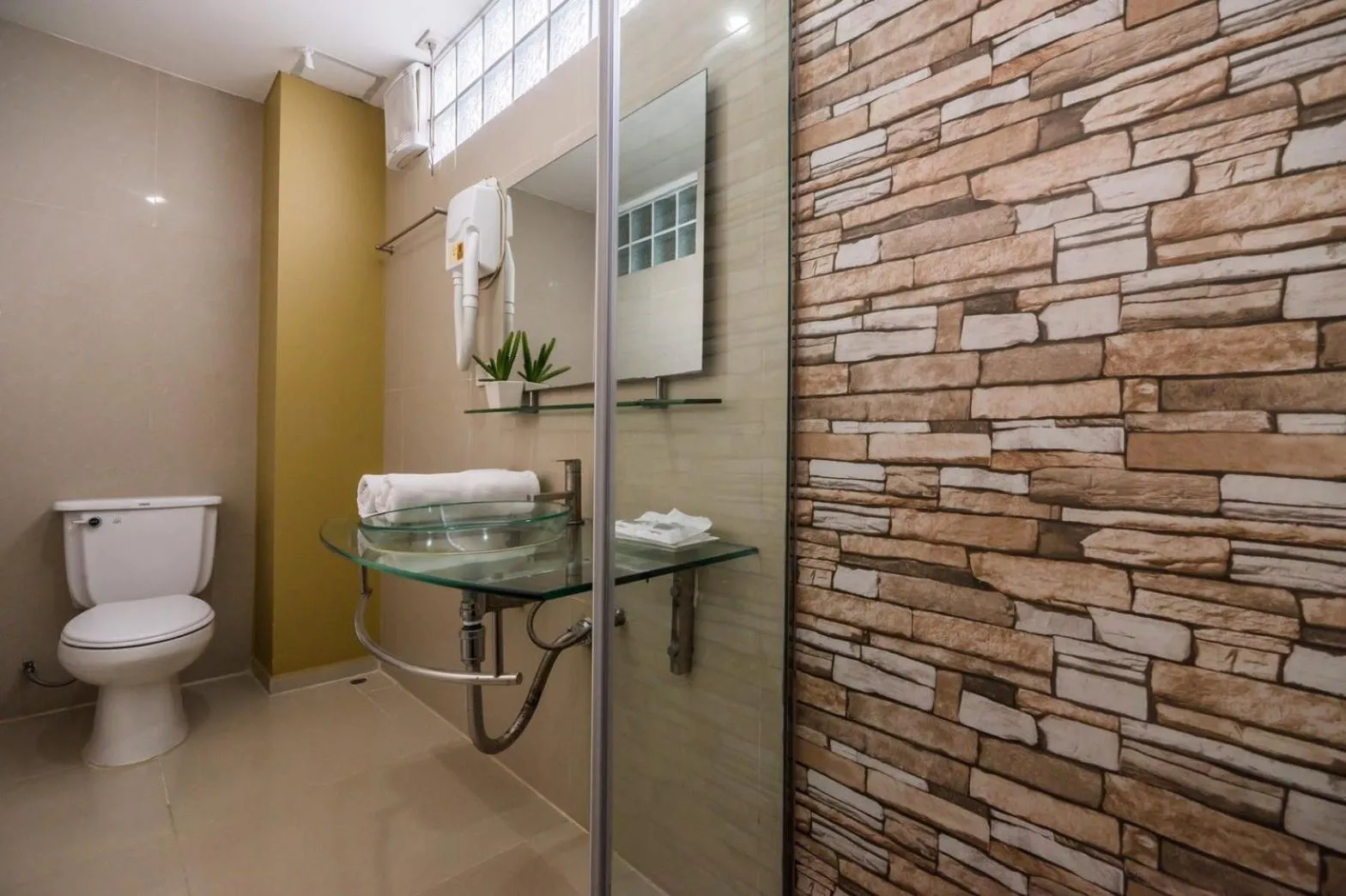 Bathroom in Ton Aor Place Hotel