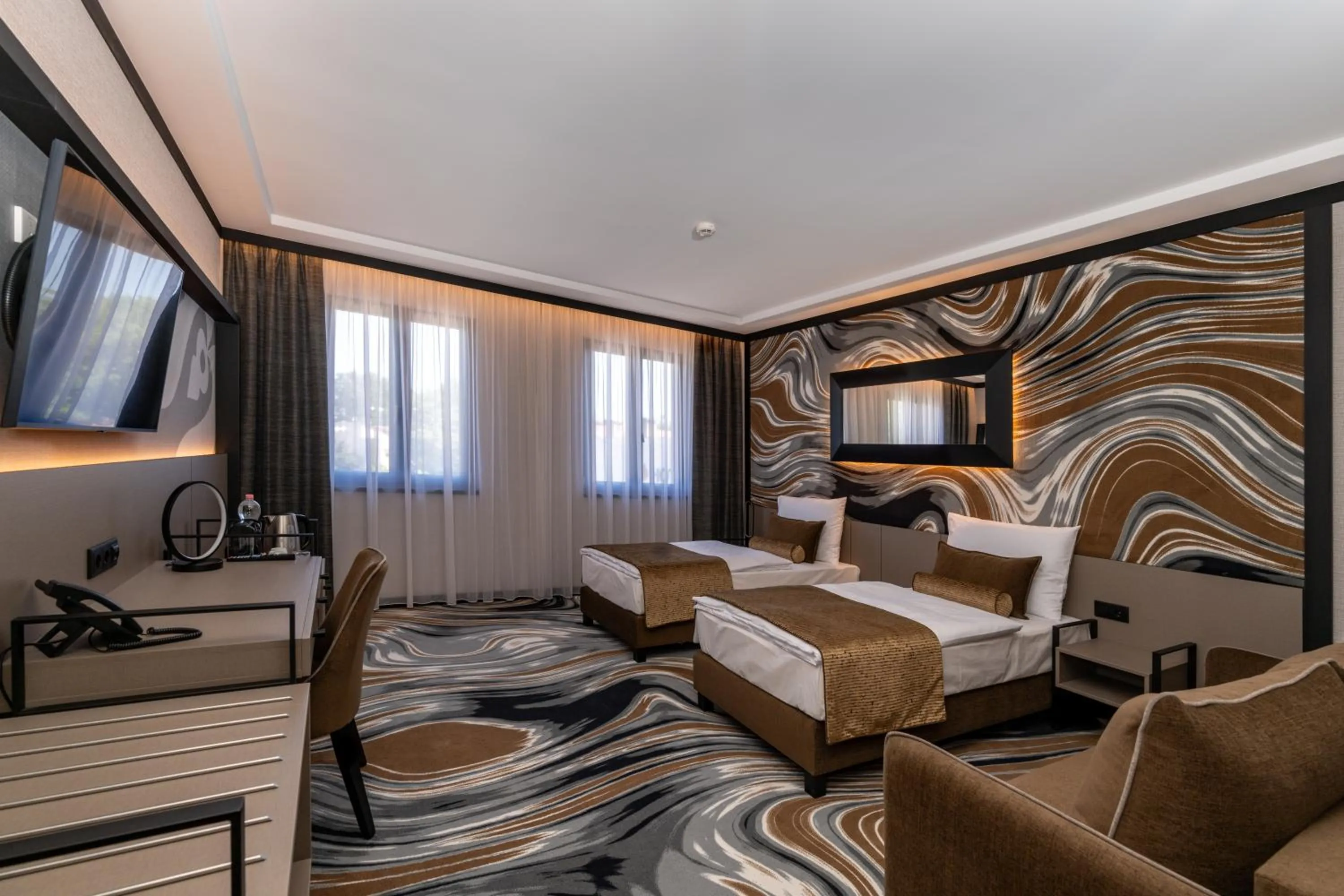 Communal lounge/ TV room, Bed in Hotel Debrecen