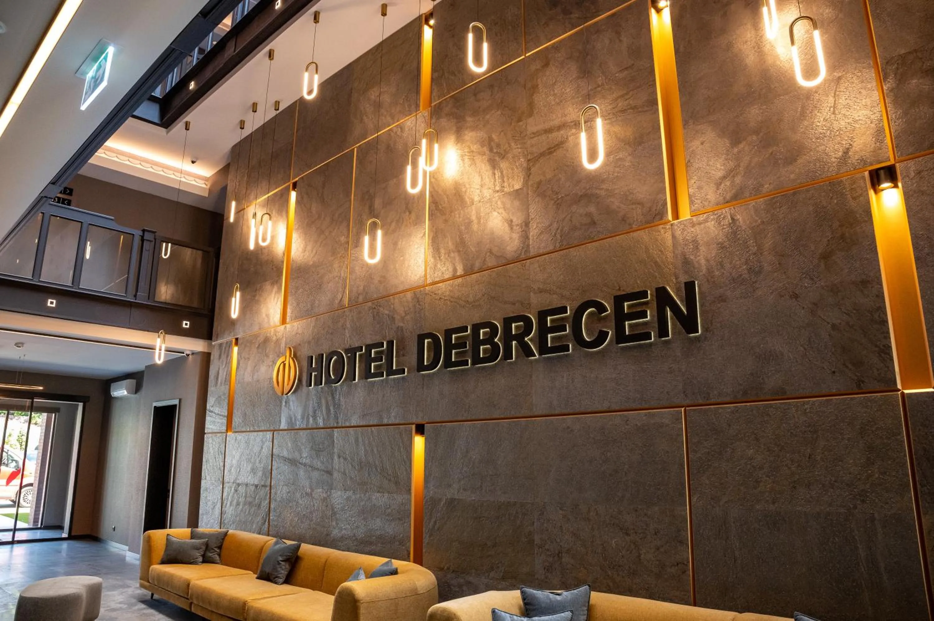 Text overlay in Hotel Debrecen