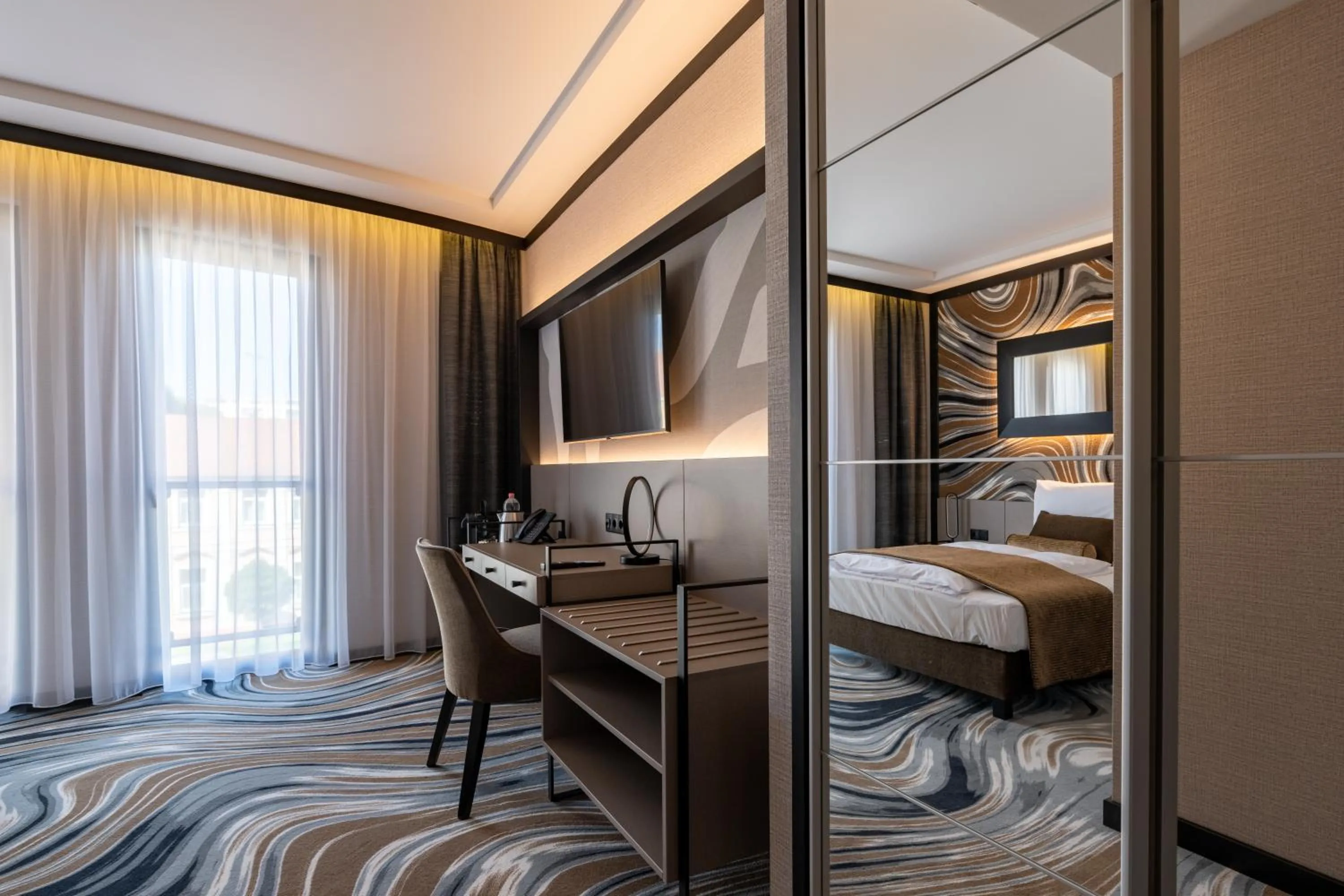 Communal lounge/ TV room, Bed in Hotel Debrecen