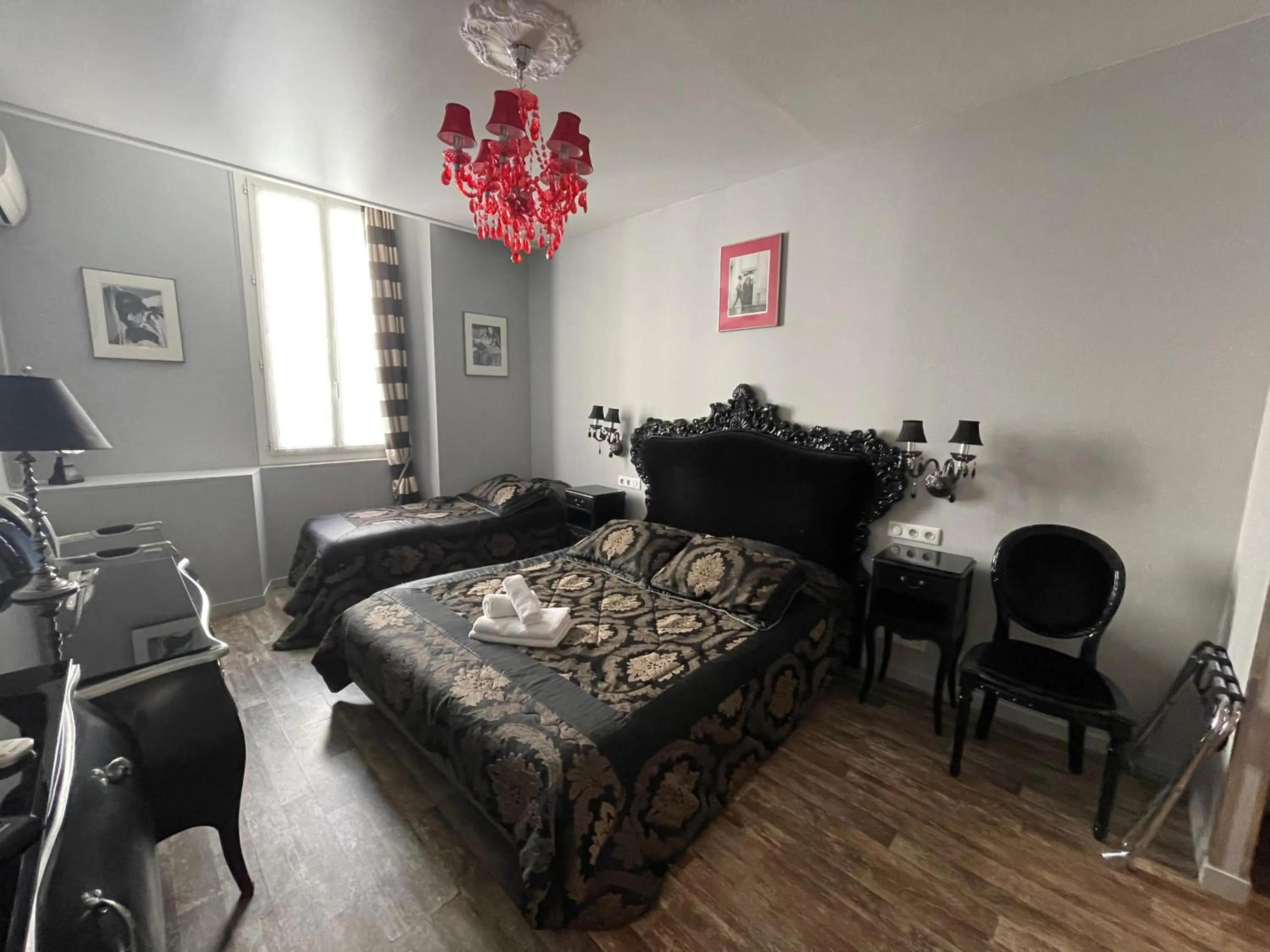 Photo of the whole room in Hotel le Romanesque