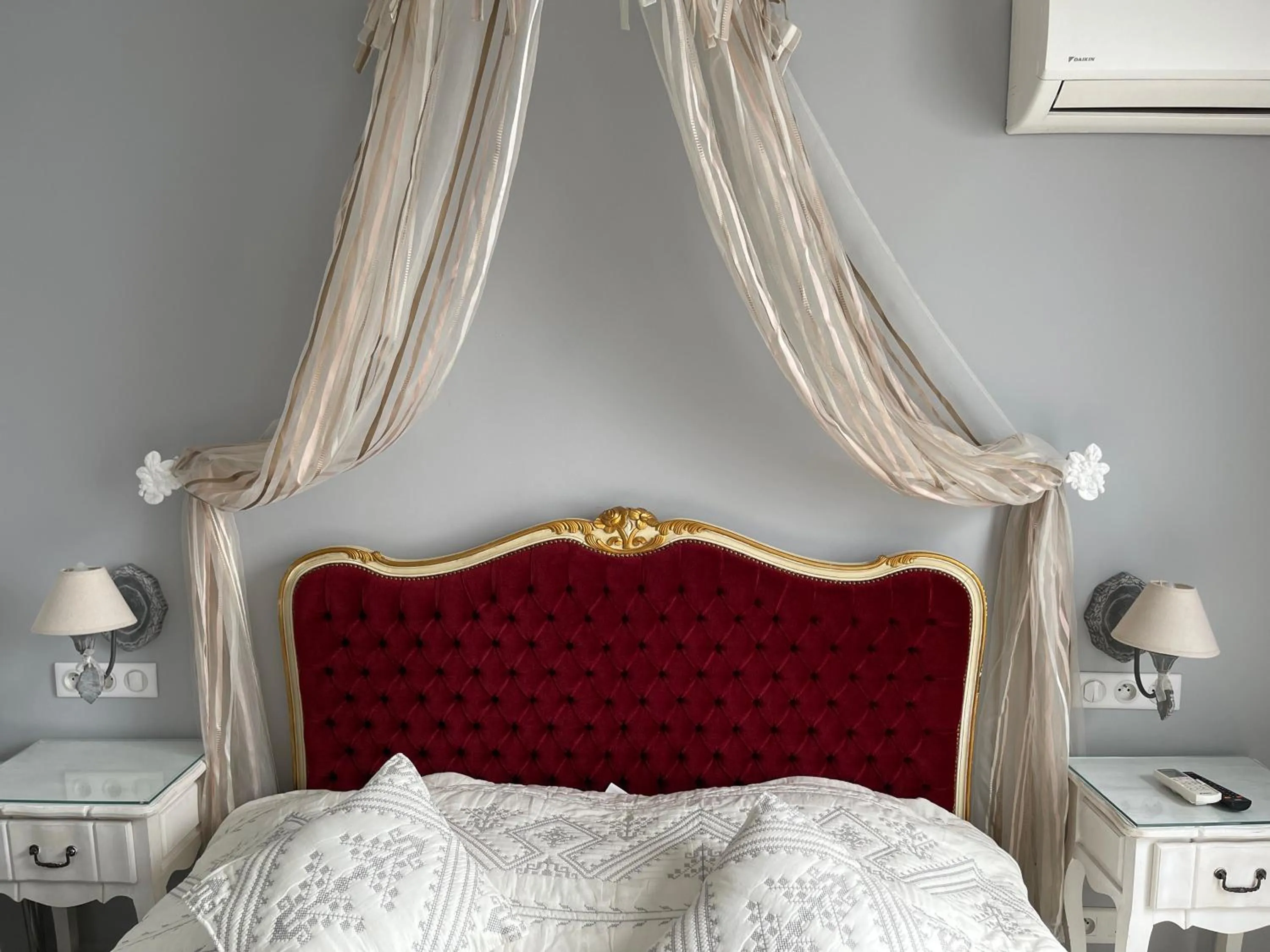 Bed in Hotel le Romanesque