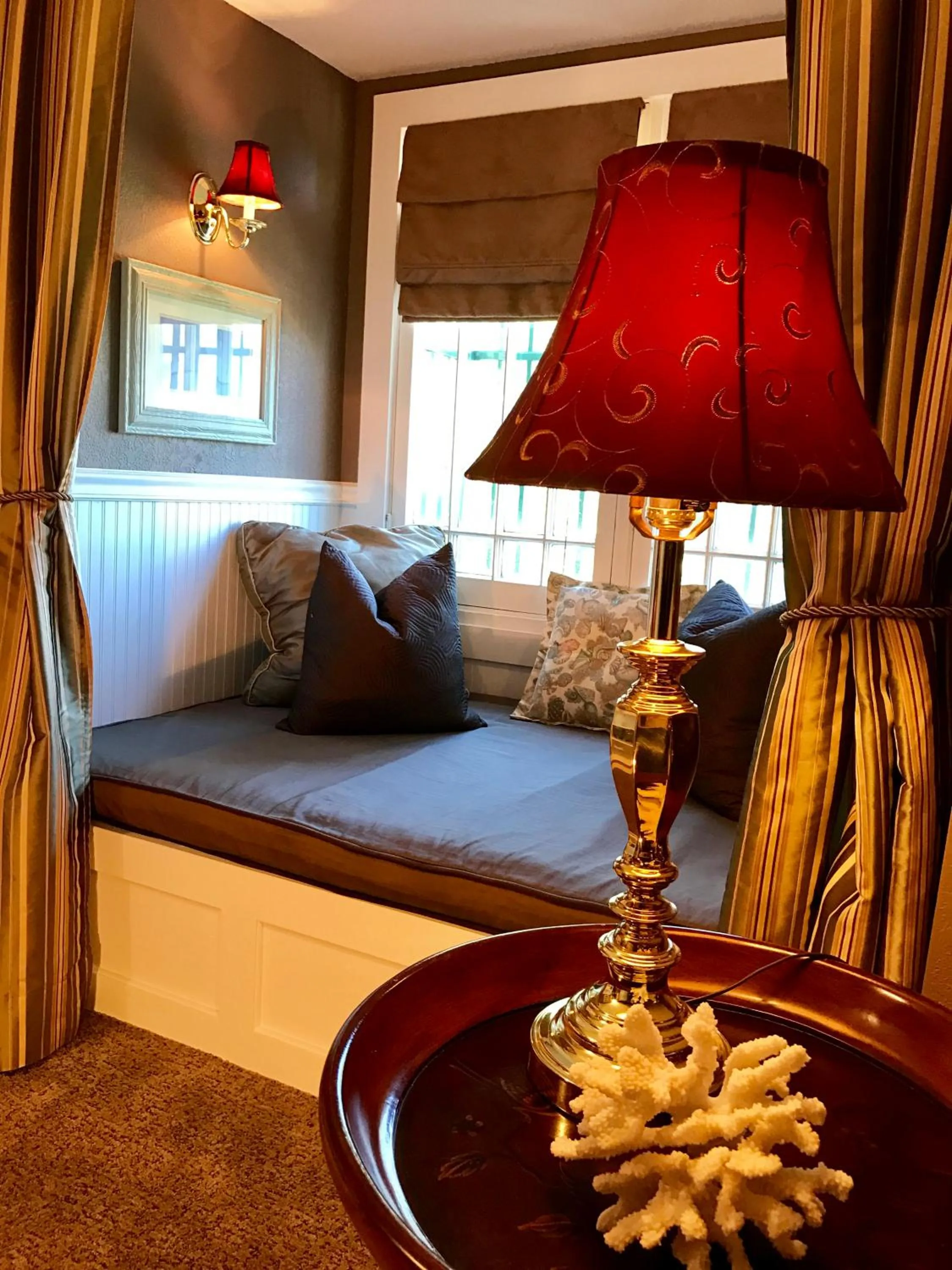 Seating area, Bed in The Belvedere Inn & Restaurant