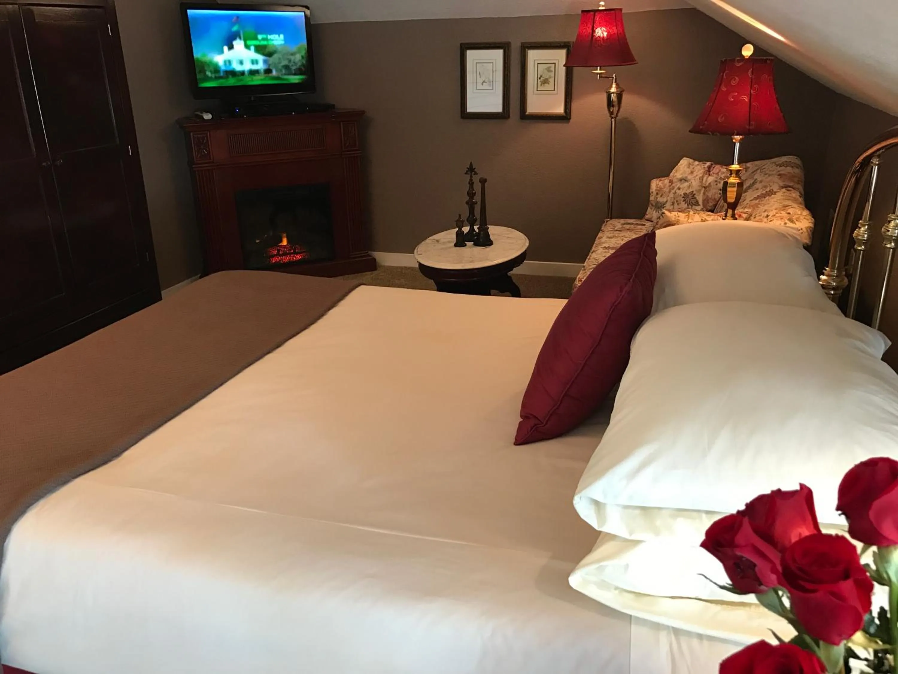 Bedroom, Bed in The Belvedere Inn & Restaurant