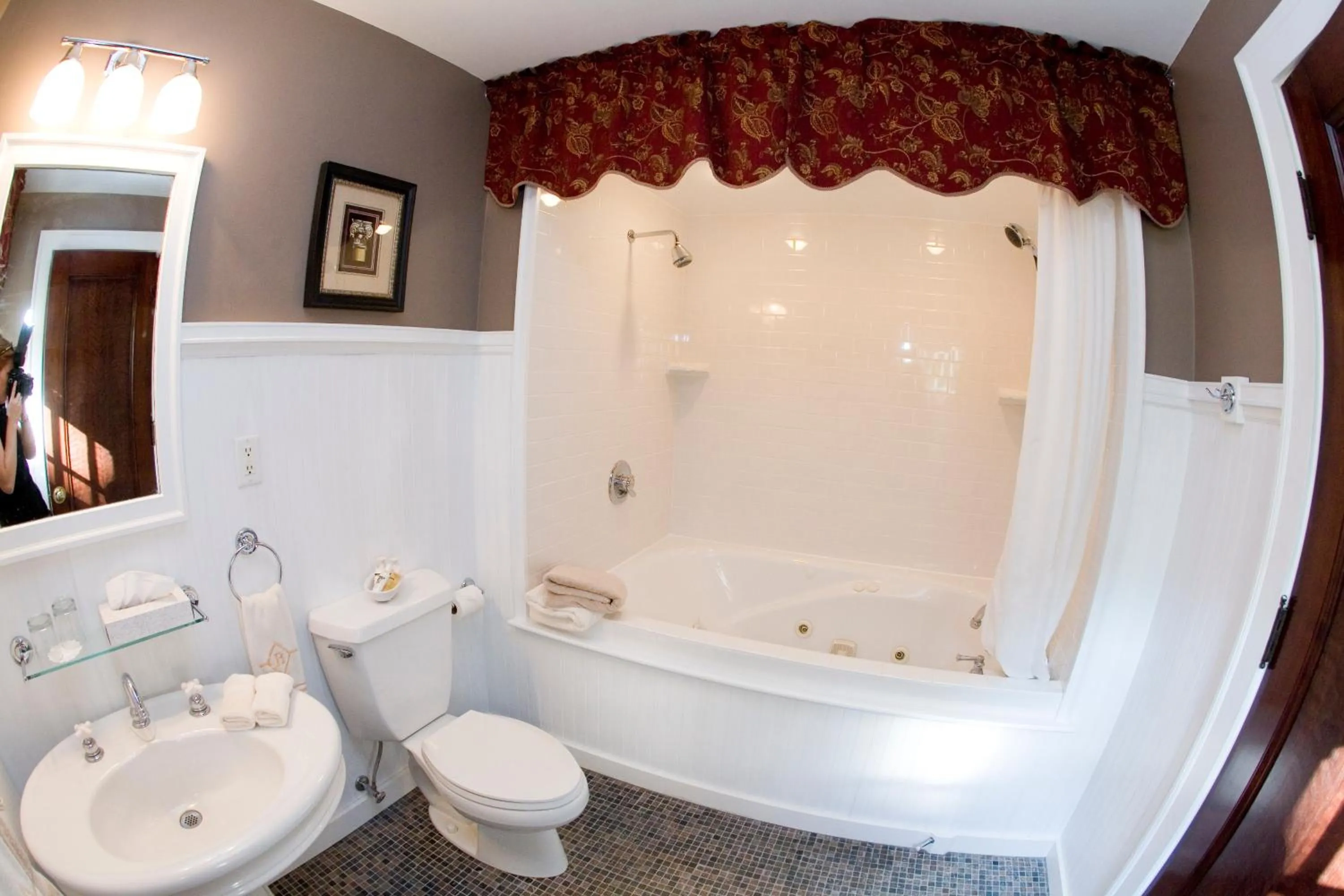 Bathroom in The Belvedere Inn & Restaurant