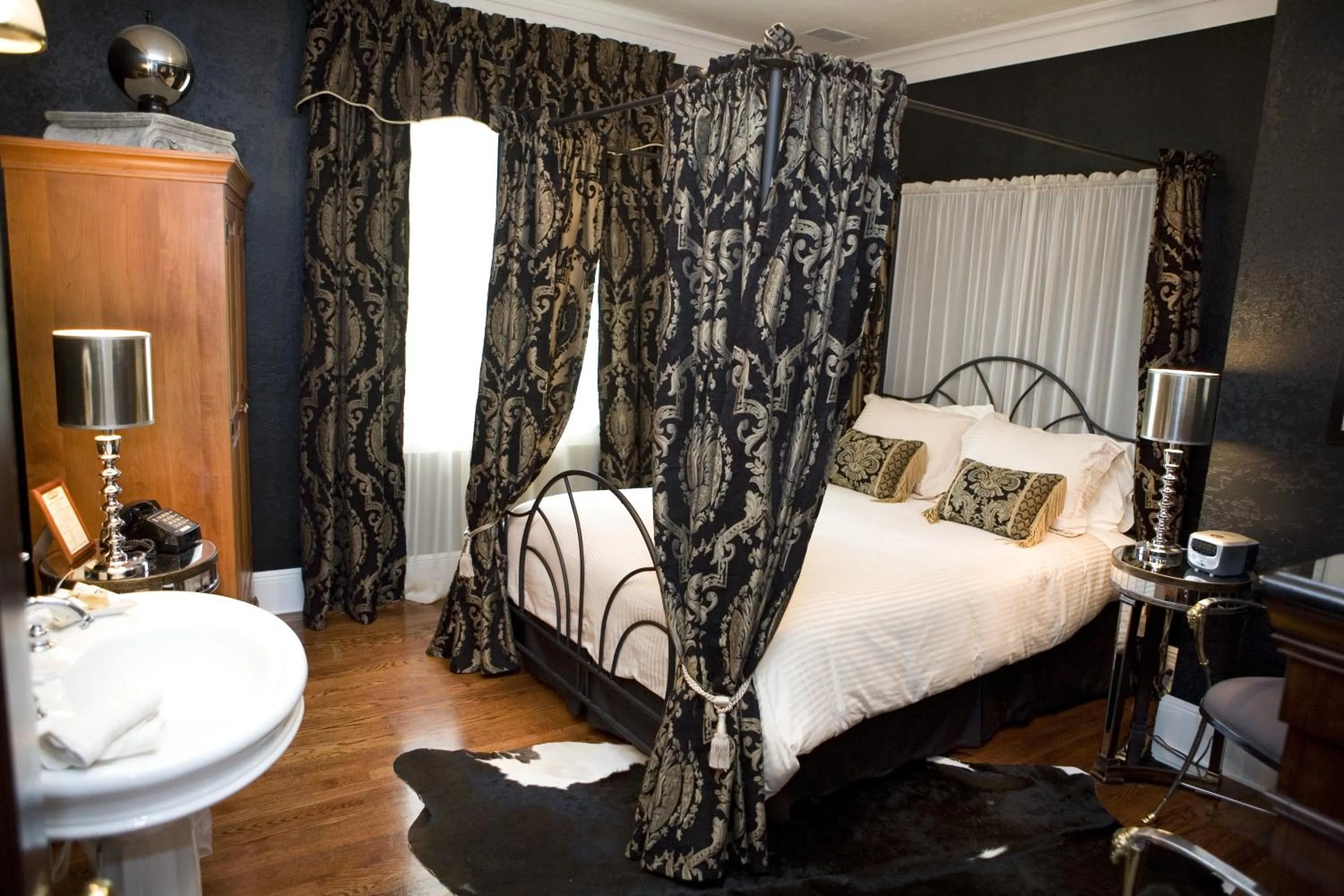 Bedroom, Bed in The Belvedere Inn & Restaurant