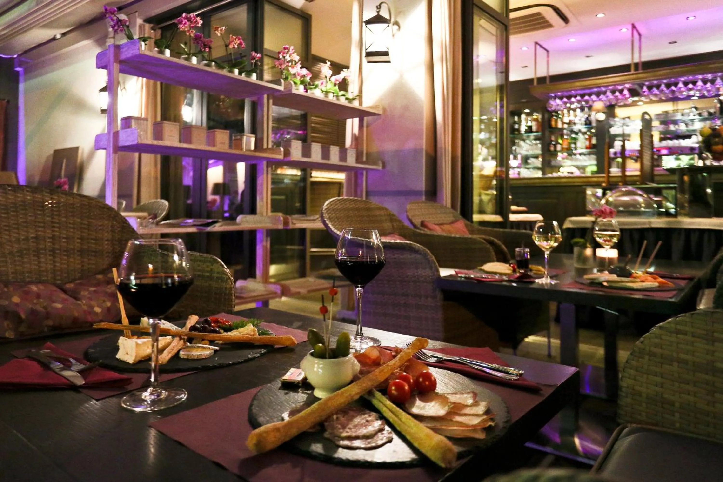 Restaurant/places to eat in La Place Boutique Hotel