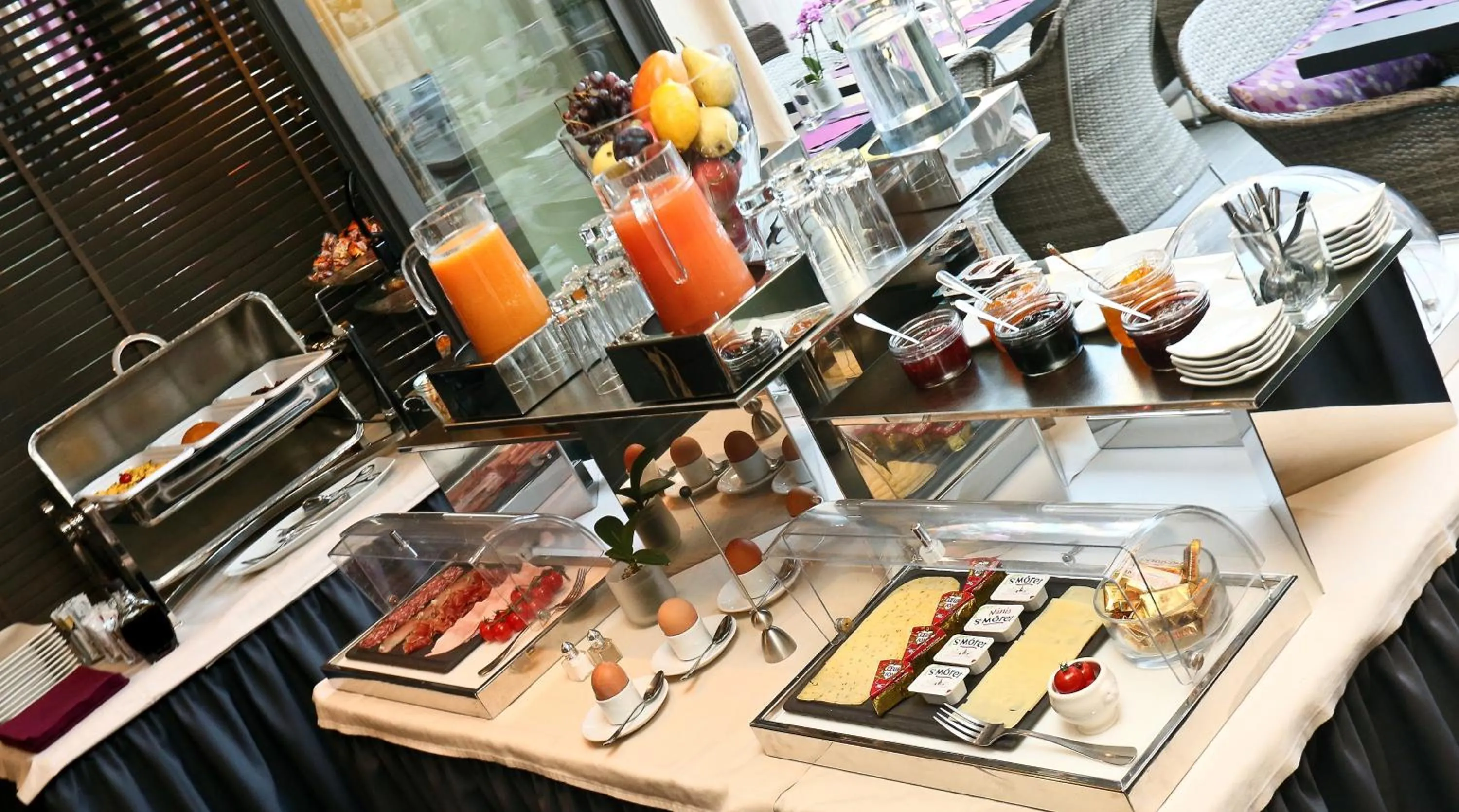 Restaurant/places to eat in La Place Boutique Hotel