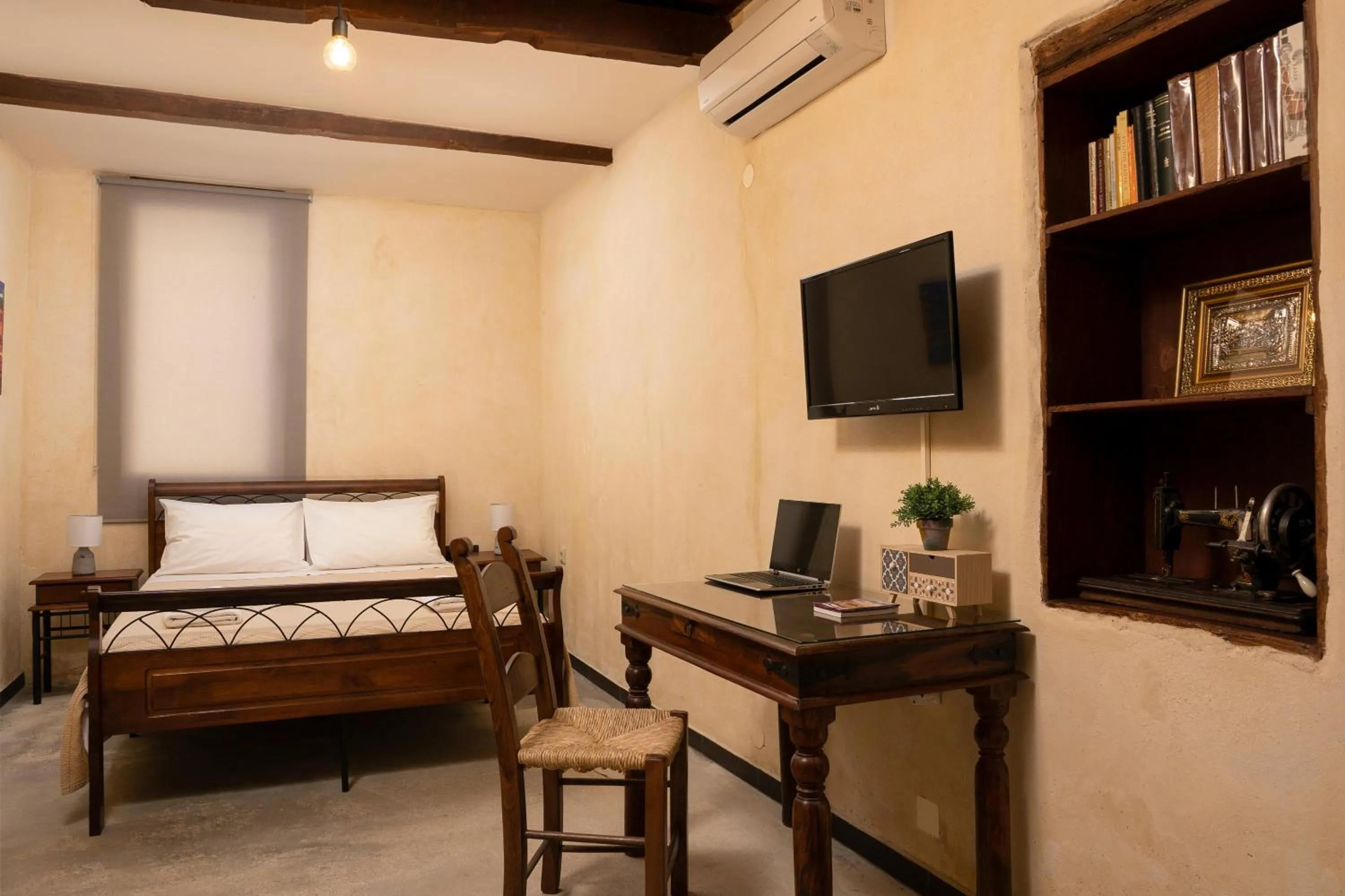 Bedroom, Bed in Evans House