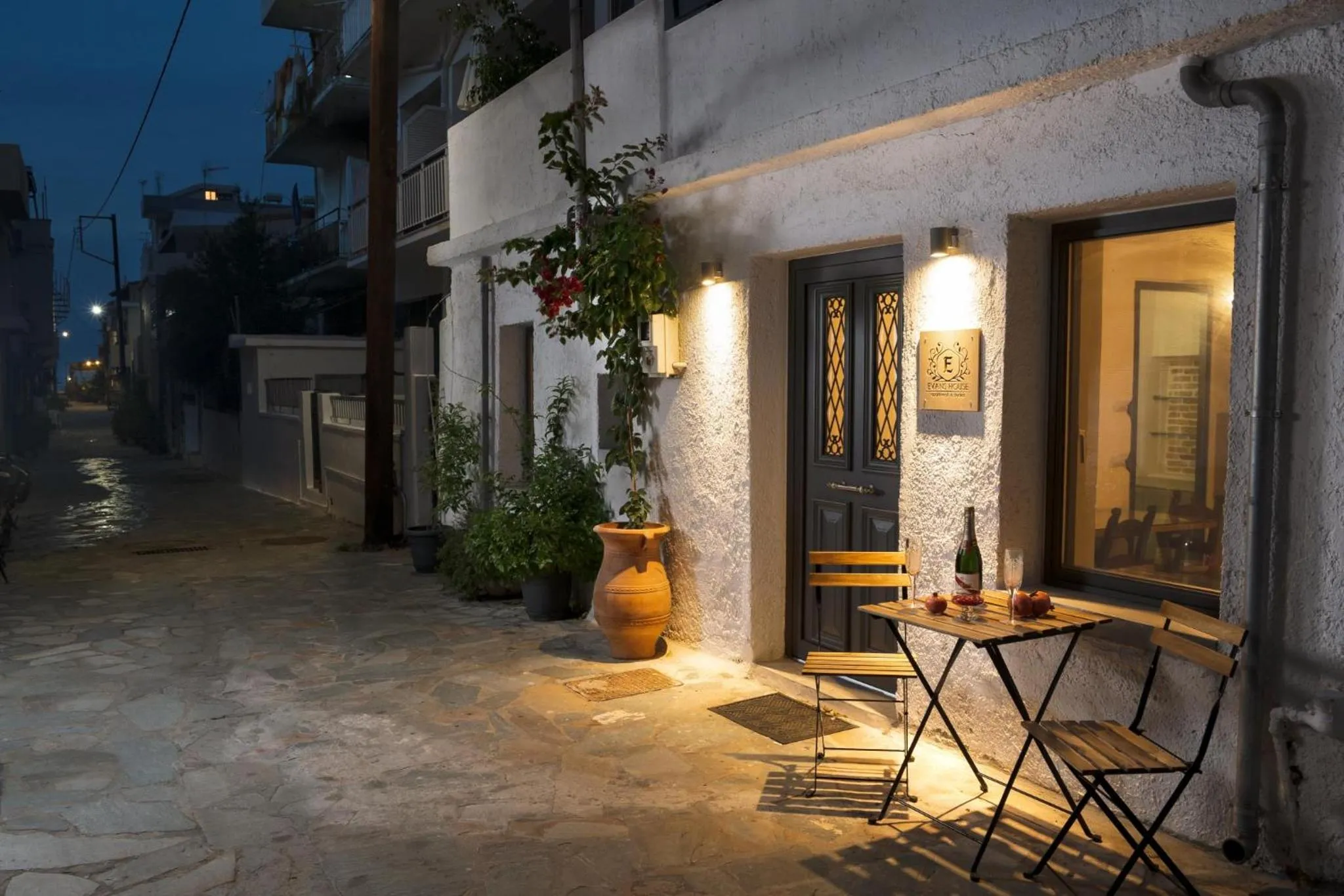 Facade/entrance in Evans House